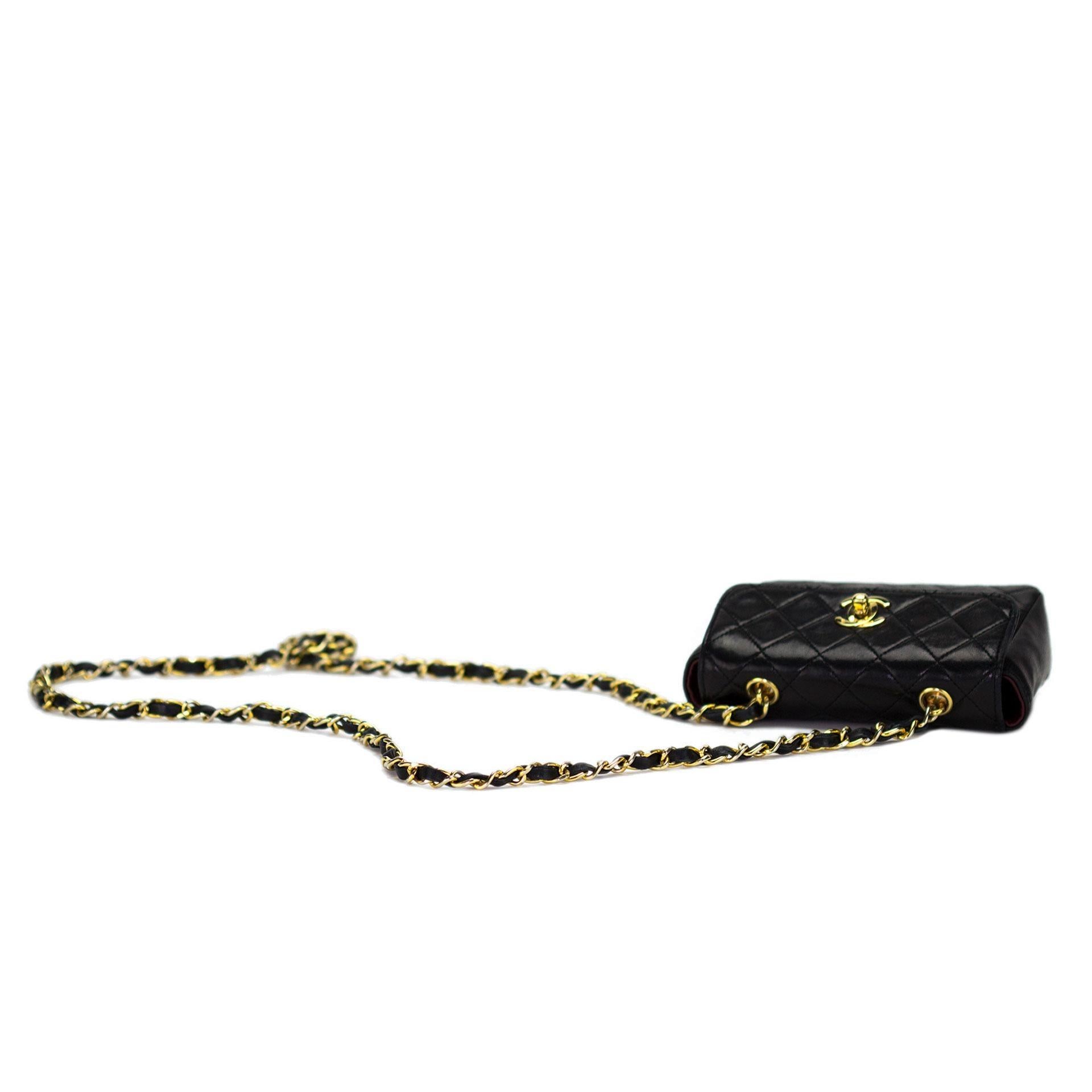 Mini borsa a tracolla in pelle d'agnello Chanel nera anni '80 in vendita 3