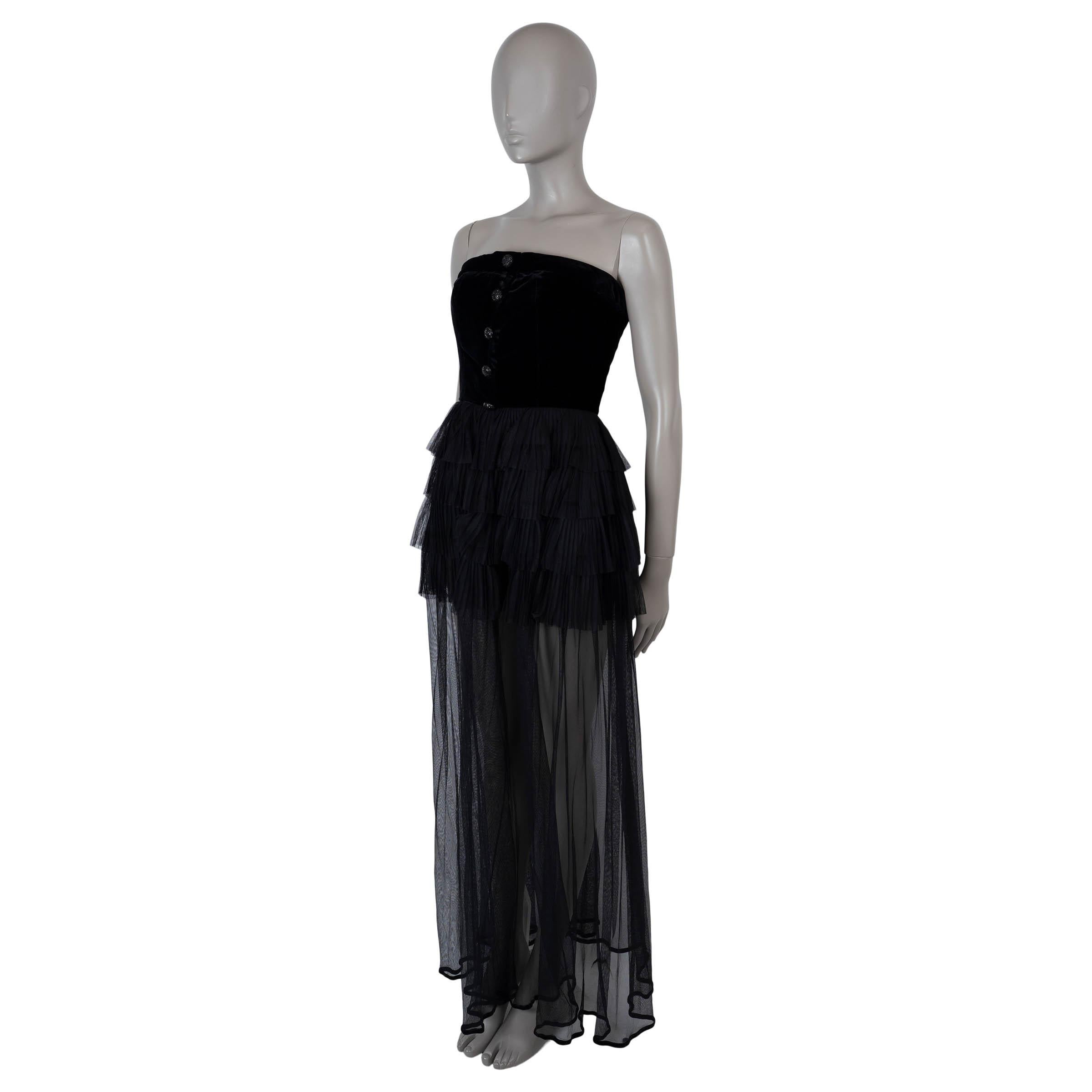 Este vestido de noche 100% auténtico de Chanel está confeccionado en terciopelo negro y gasa para lograr un refinado juego de estructura y ligereza. Presenta un corpiño entallado de terciopelo acentuado con botones plateados texturizados, que da
