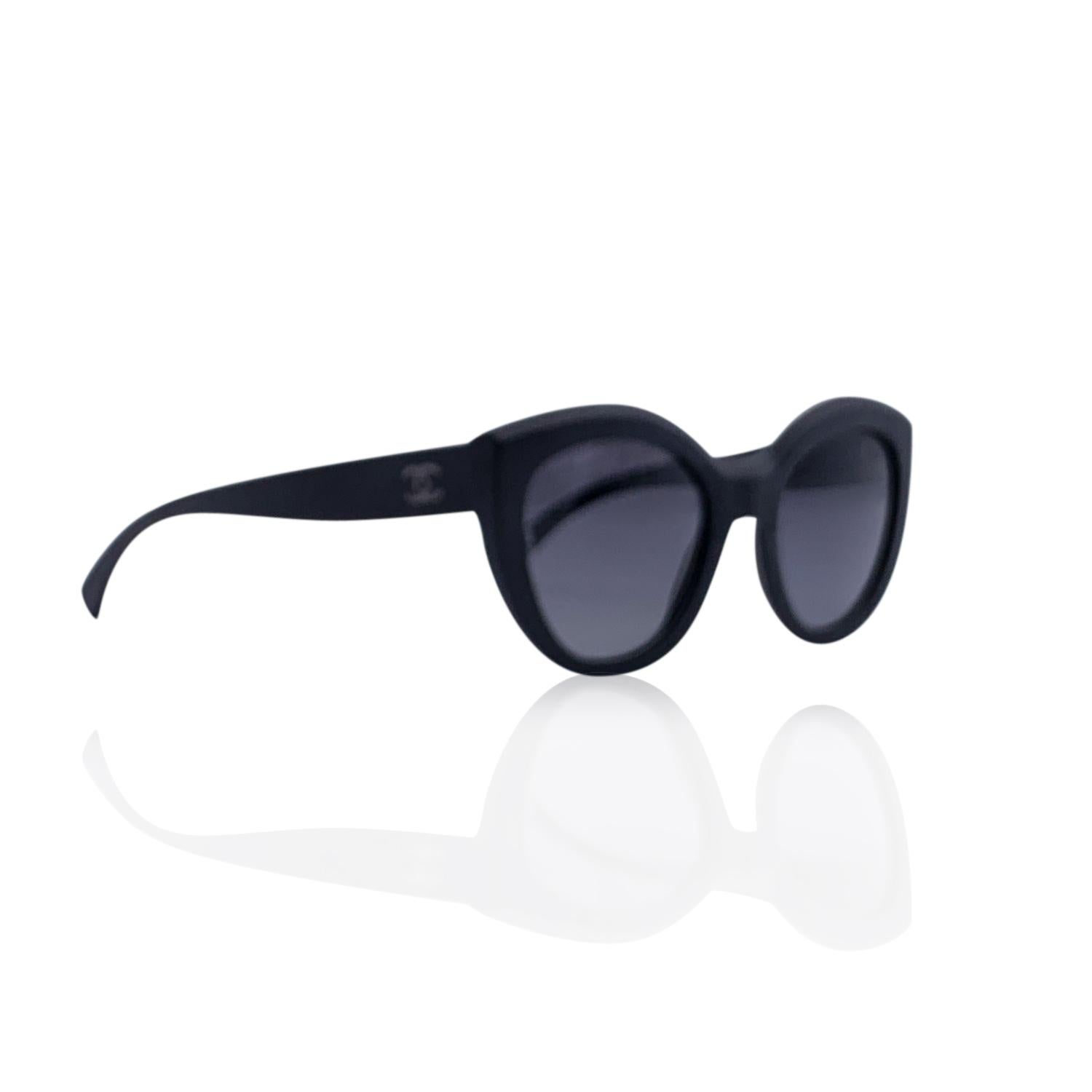 Lunettes de soleil Chanel papillon mod. 5331 - c.501/S8. Elles présentent une monture en acétate noir avec un effet de rayures. Logo CC en métal argenté sur les bras. Verres gris dégradés polarisés. Mod & refs. : mod. 5331 - c.501/S8 - 51/20 - 140