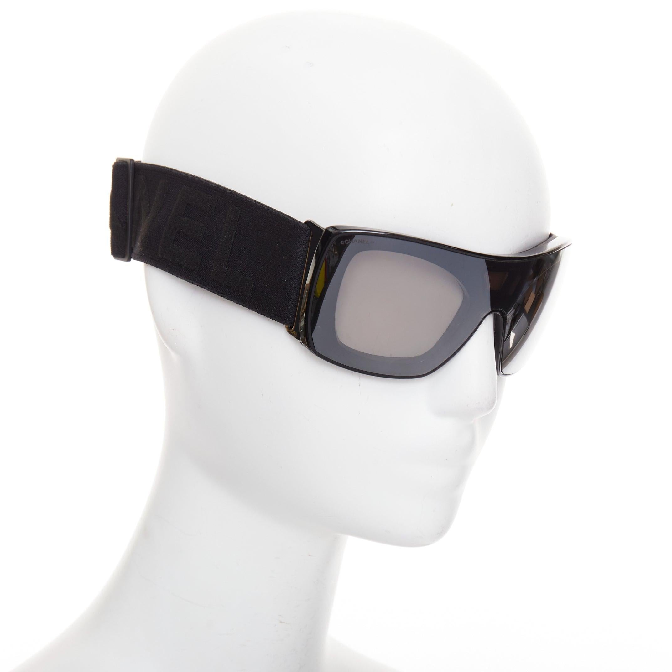 Occhiali da sole Chanel con scudo tecnico in acetato nero
Riferimento: AAWC/A01598
Marchio: Chanel
Materiale: Acrilico
Colore: nero
Modello: Tinta unita
Chiusura: Slip On
Fodera: Nero 
Dettagli extra: Occhiali da sole Chanel in acetato tecnico