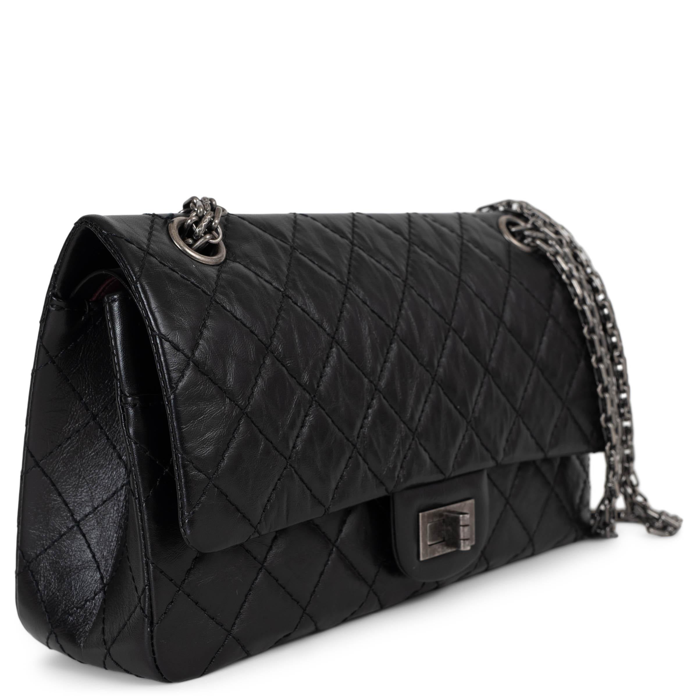 Diese 100% authentische Chanel 2.55 Medium Reissue 225 Tasche mit doppeltem Überschlag aus schwarzem, gealtertem Kalbsleder zeigt das traditionelle Design der Maison. Sie ist mit einer klassischen Rautensteppung und antiksilberfarbenen Beschlägen
