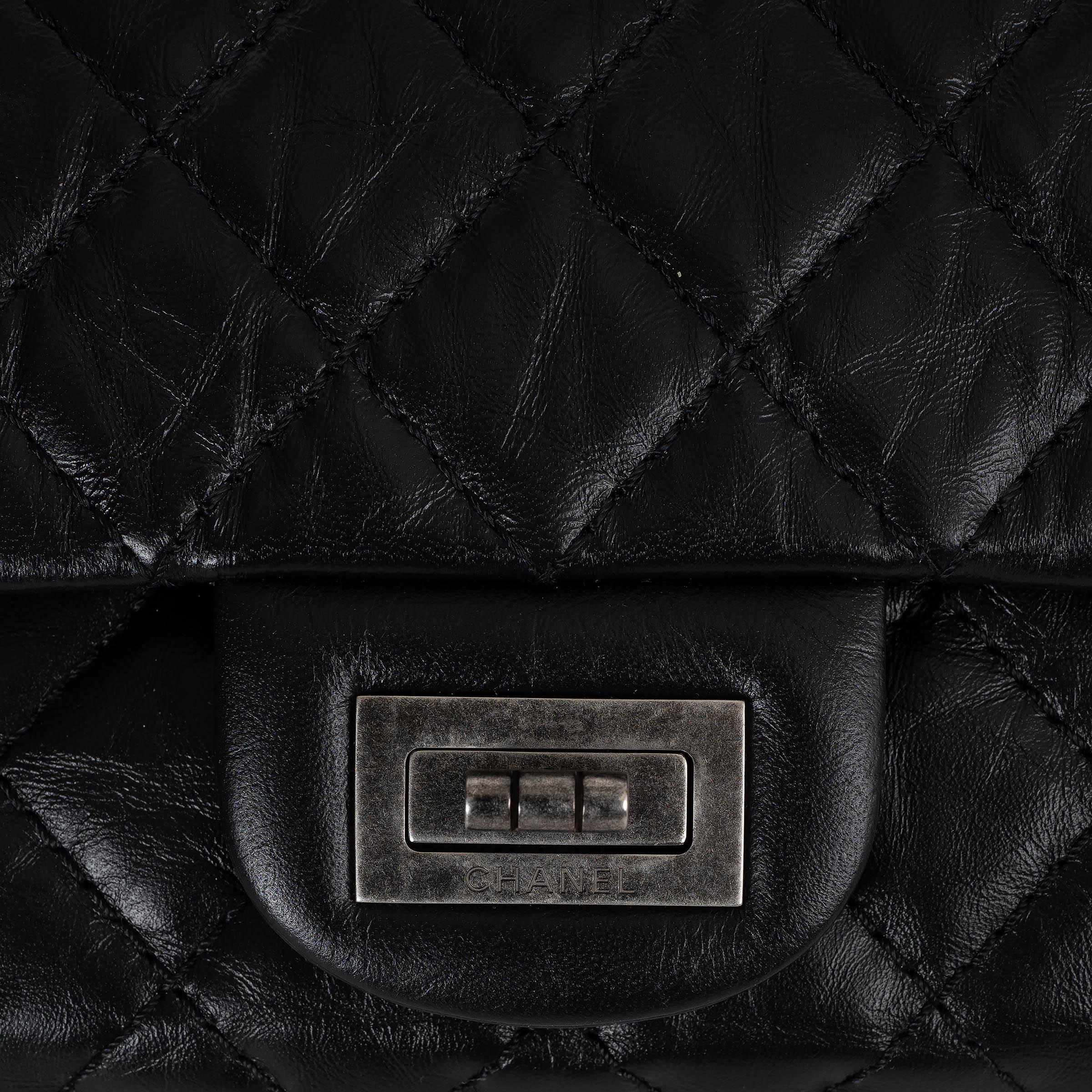 CHANEL schwarz gealtertes Kalbsleder 2.55 MEDIUM REISSUE 225 Tasche im Angebot 2