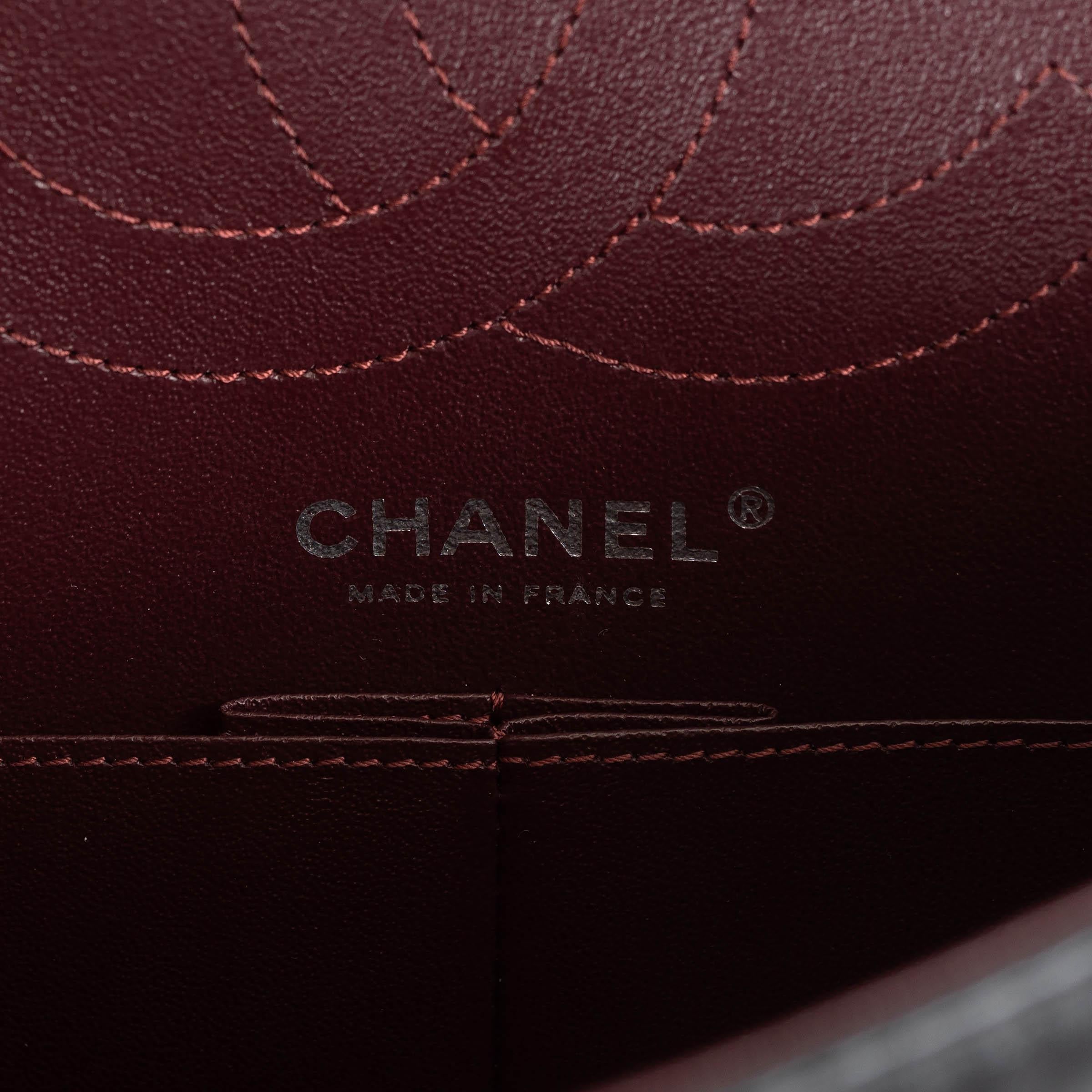 CHANEL schwarz gealtertes Kalbsleder 2.55 MEDIUM REISSUE 225 Tasche im Angebot 3