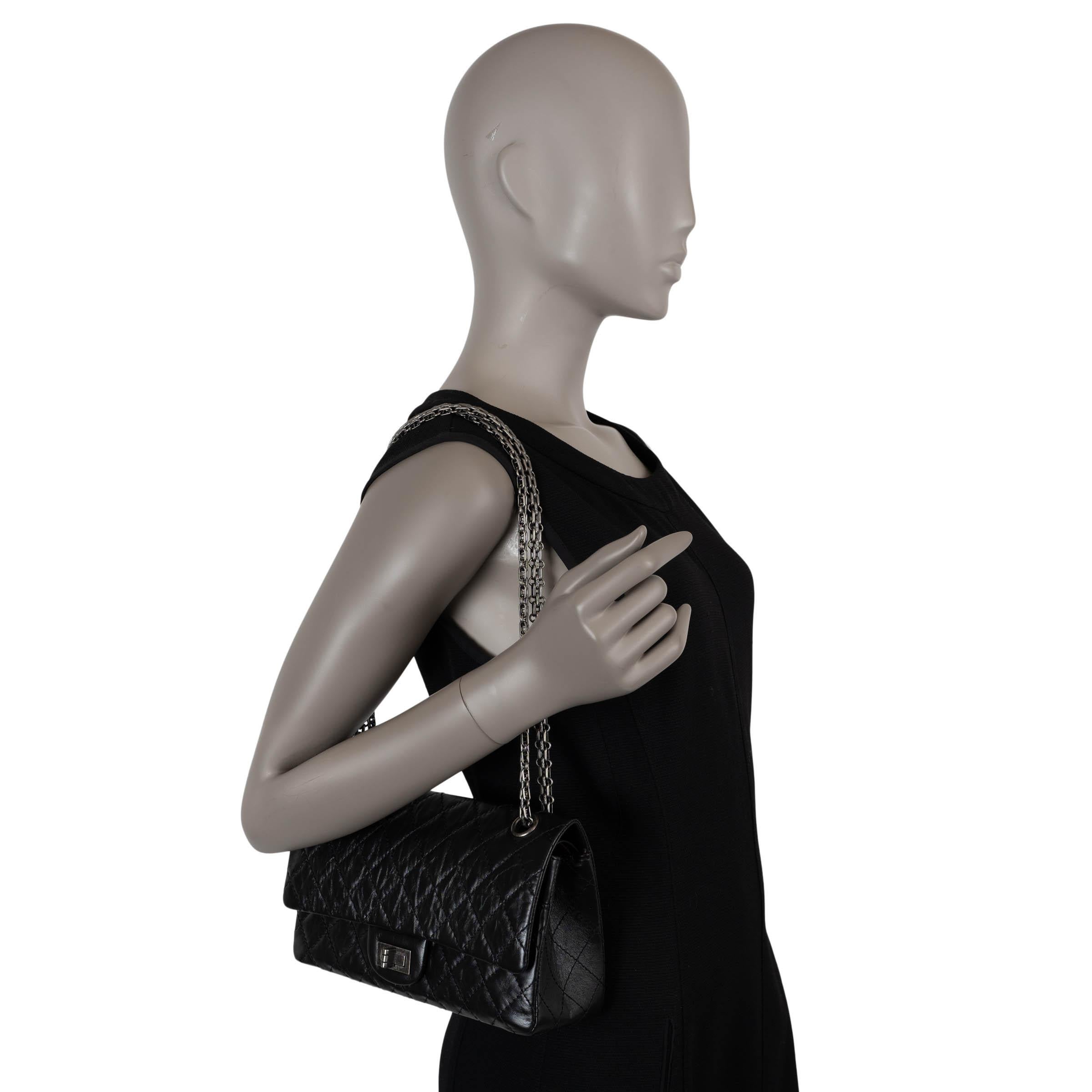 CHANEL schwarz gealtertes Kalbsleder 2.55 MEDIUM REISSUE 225 Tasche im Angebot 5