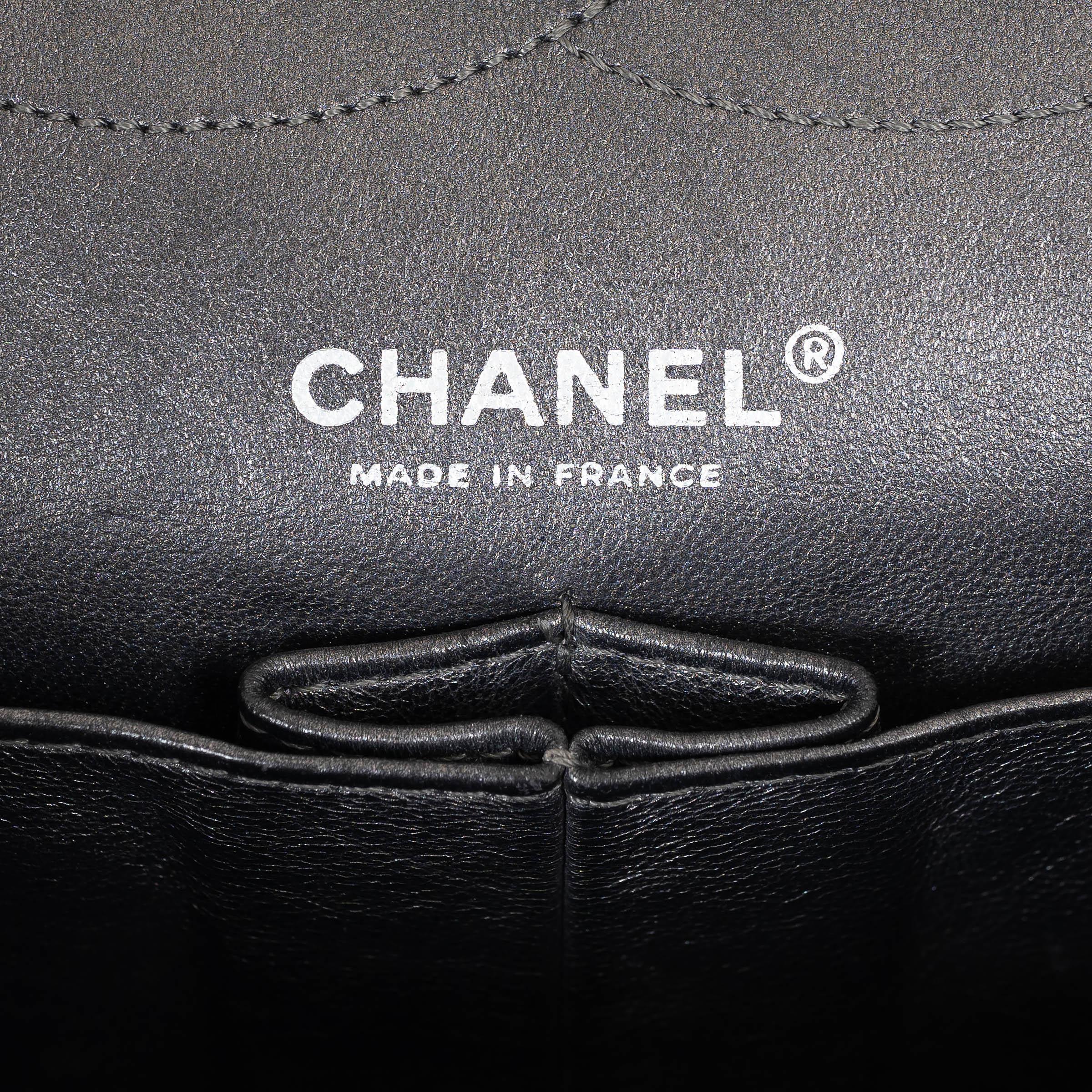 CHANEL black Aged calfskin leather 2.55 REISSUE 227 MAXI FLAP Shoulder Bag For Sale 3