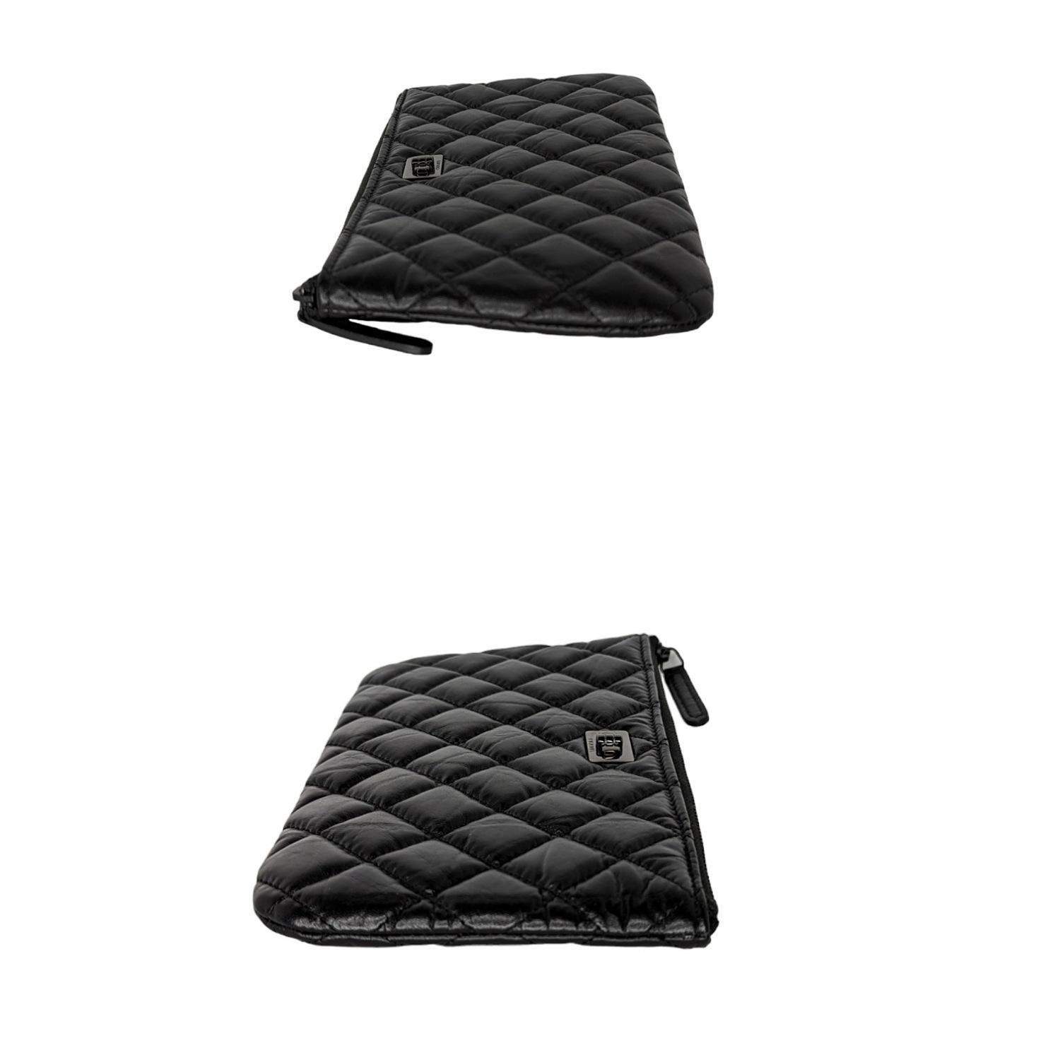 Chanel Black Aged Calfskin O Case 2.55 Reissue Pouch In Excellent Condition For Sale In Scottsdale, AZ