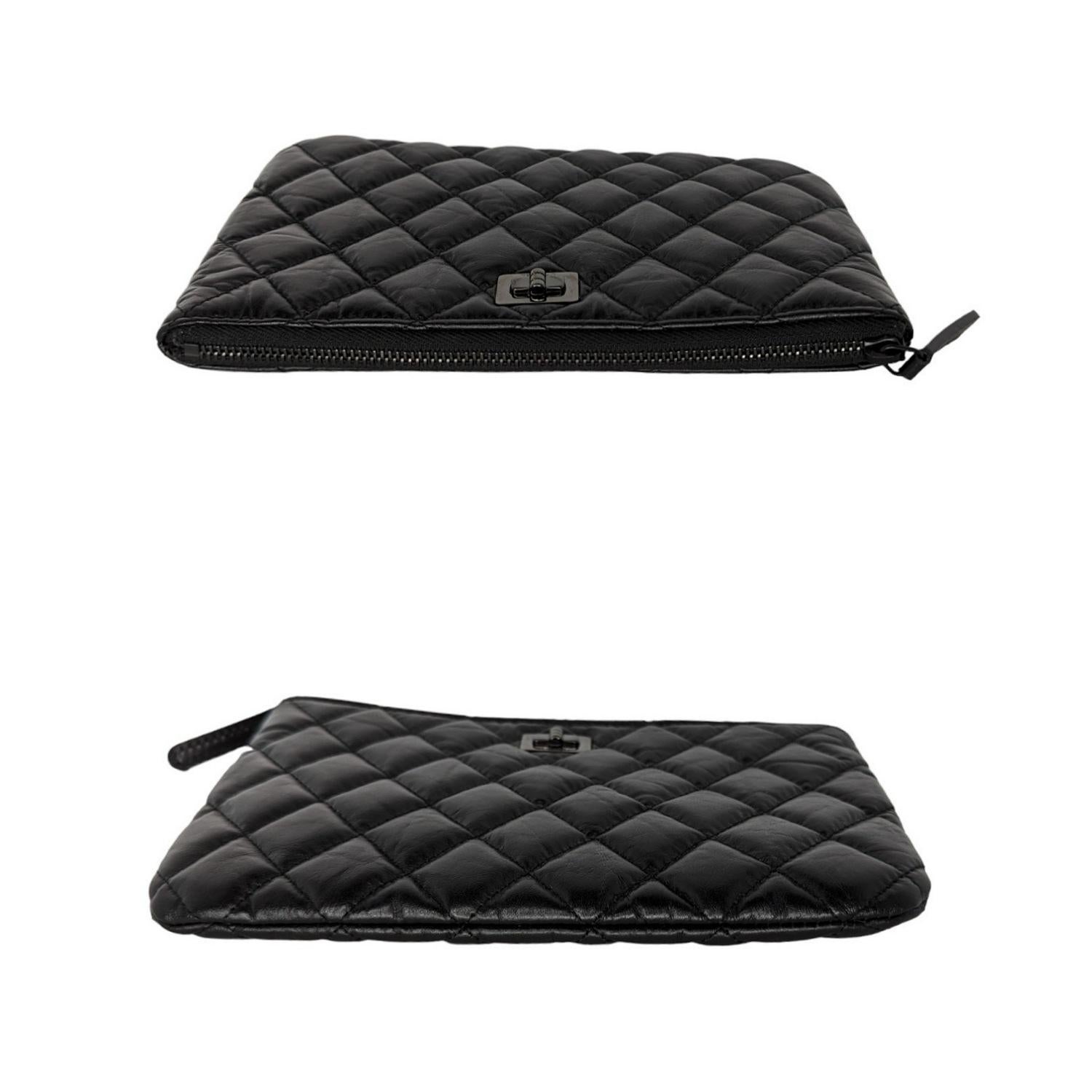 Women's or Men's Chanel Black Aged Calfskin O Case 2.55 Reissue Pouch For Sale