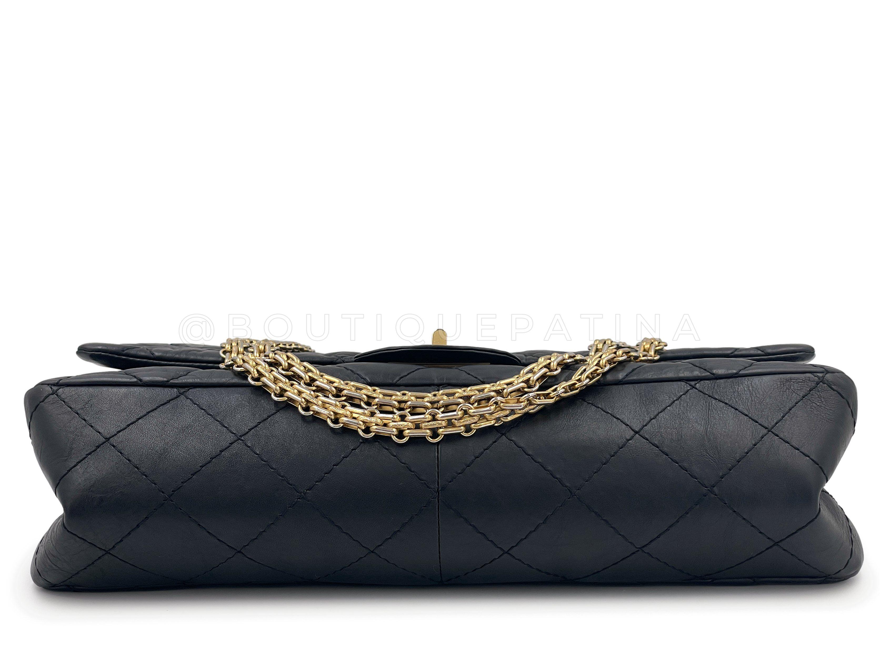 Chanel - Grand sac à rabat 227 2.55 en cuir de veau vieilli noir, réédition GHW 65332 en vente 2