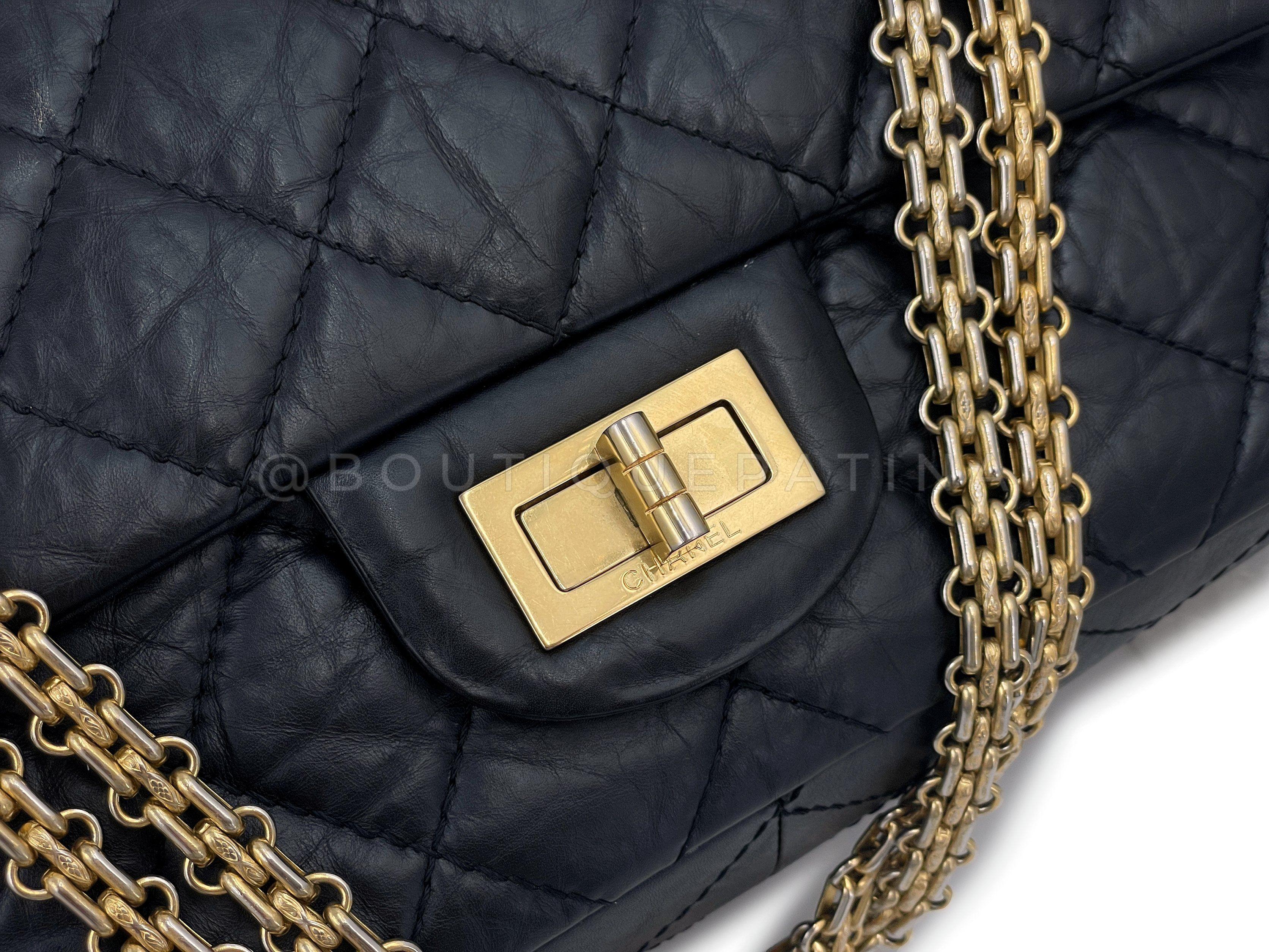 Chanel - Grand sac à rabat 227 2.55 en cuir de veau vieilli noir, réédition GHW 65332 en vente 4