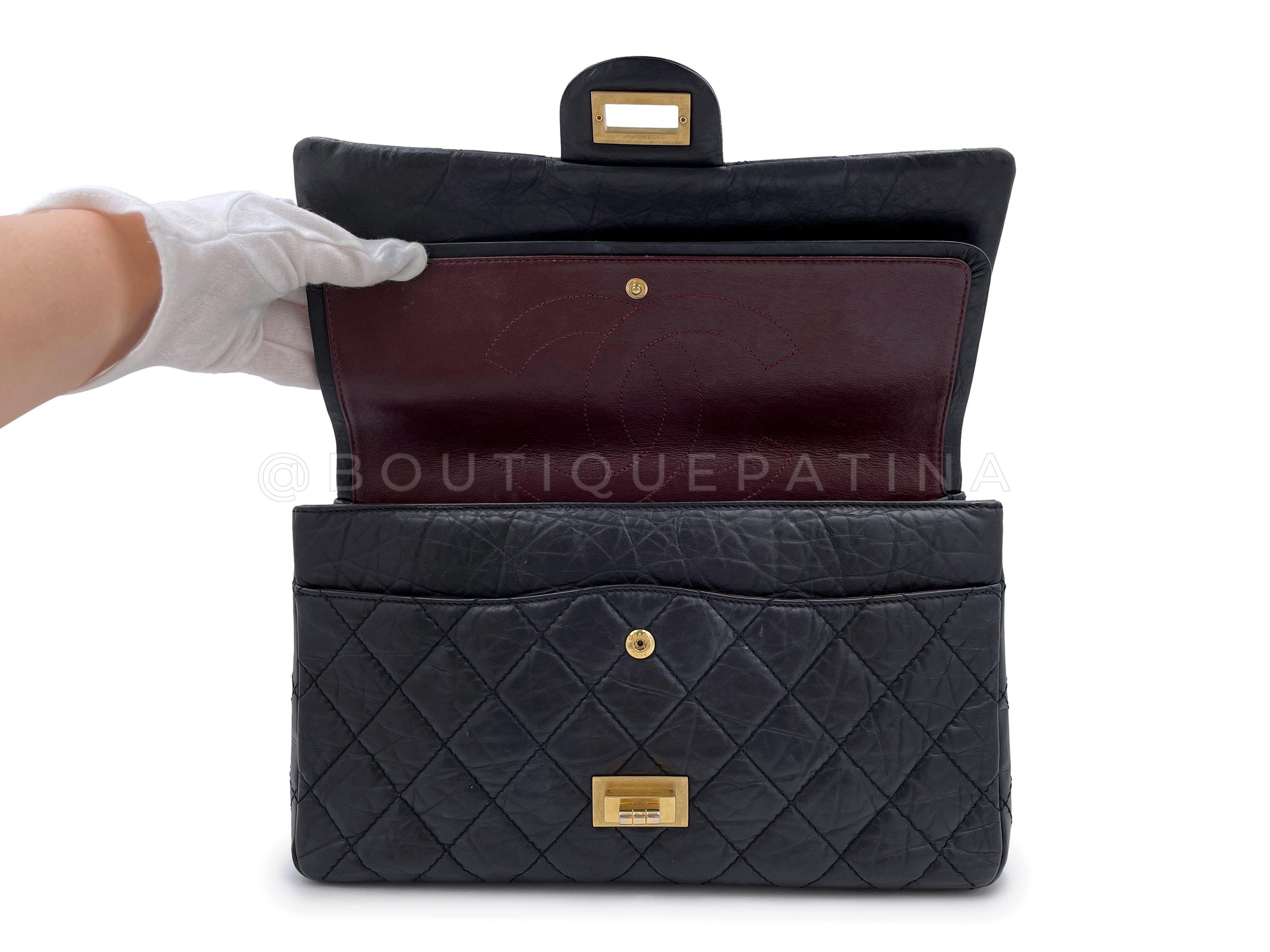 Chanel - Grand sac à rabat 227 2.55 en cuir de veau vieilli noir, réédition GHW 65332 en vente 5