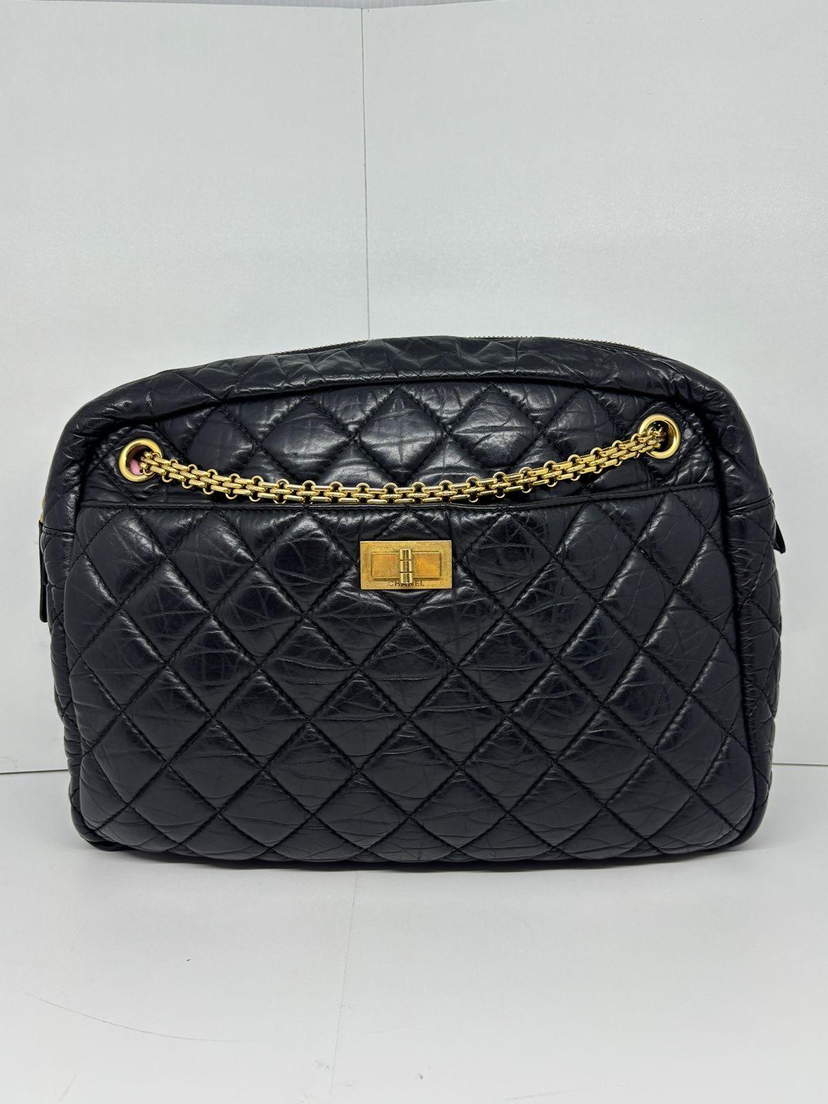 Grande réédition en cuir vieilli en noir avec quincaillerie dorée. Sac pratique pour la vie quotidienne. Légère perte de structure, mais cela fait partie du style. Léger ternissement de la quincaillerie. Livré avec le holo intact et le sac à