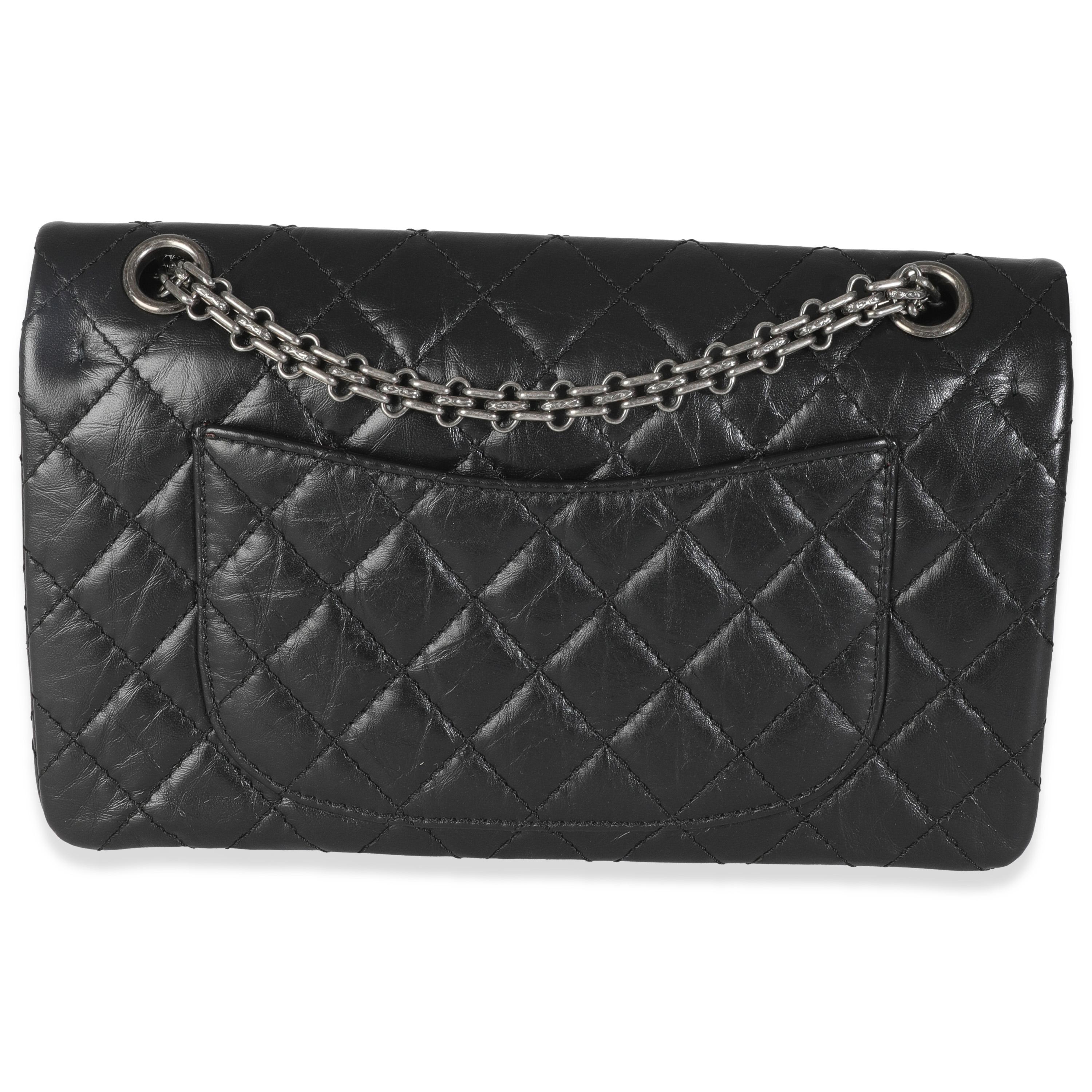 Titolo dell'elenco: Chanel Borsa in pelle di vitello trapuntata nera invecchiata 2.55 Small Reissue 225 Flap
SKU: 147110
Condizioni: Usato 
Descrizione delle condizioni: Un classico senza tempo che non passa mai di moda, la borsa con patta di Chanel