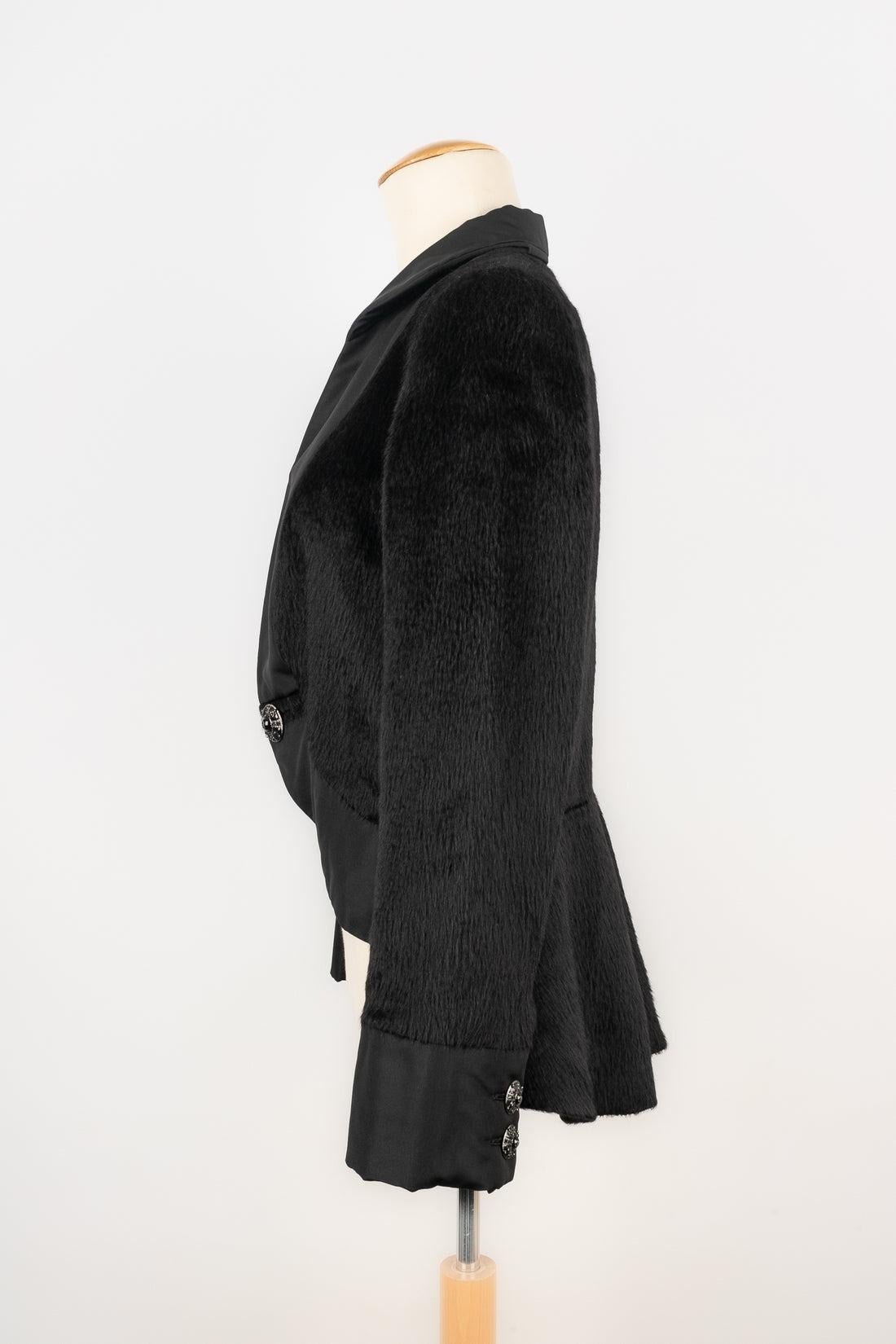 Chanel - (Made in France) Giacca in alpaca nera con fodera in seta. Taglia 44FR.

Informazioni aggiuntive:
Condizioni: Ottime condizioni
Dimensioni: Larghezza spalle: 39 cm - Lunghezza maniche: 56 cm - Lunghezza: 50 cm

Riferimento del venditore: