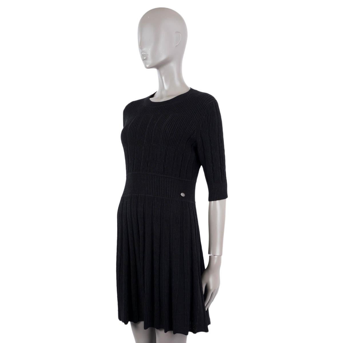 Women's CHANEL black alpaca & wool 2018 18B TEXTURED KNIT Dress 40 M For Sale