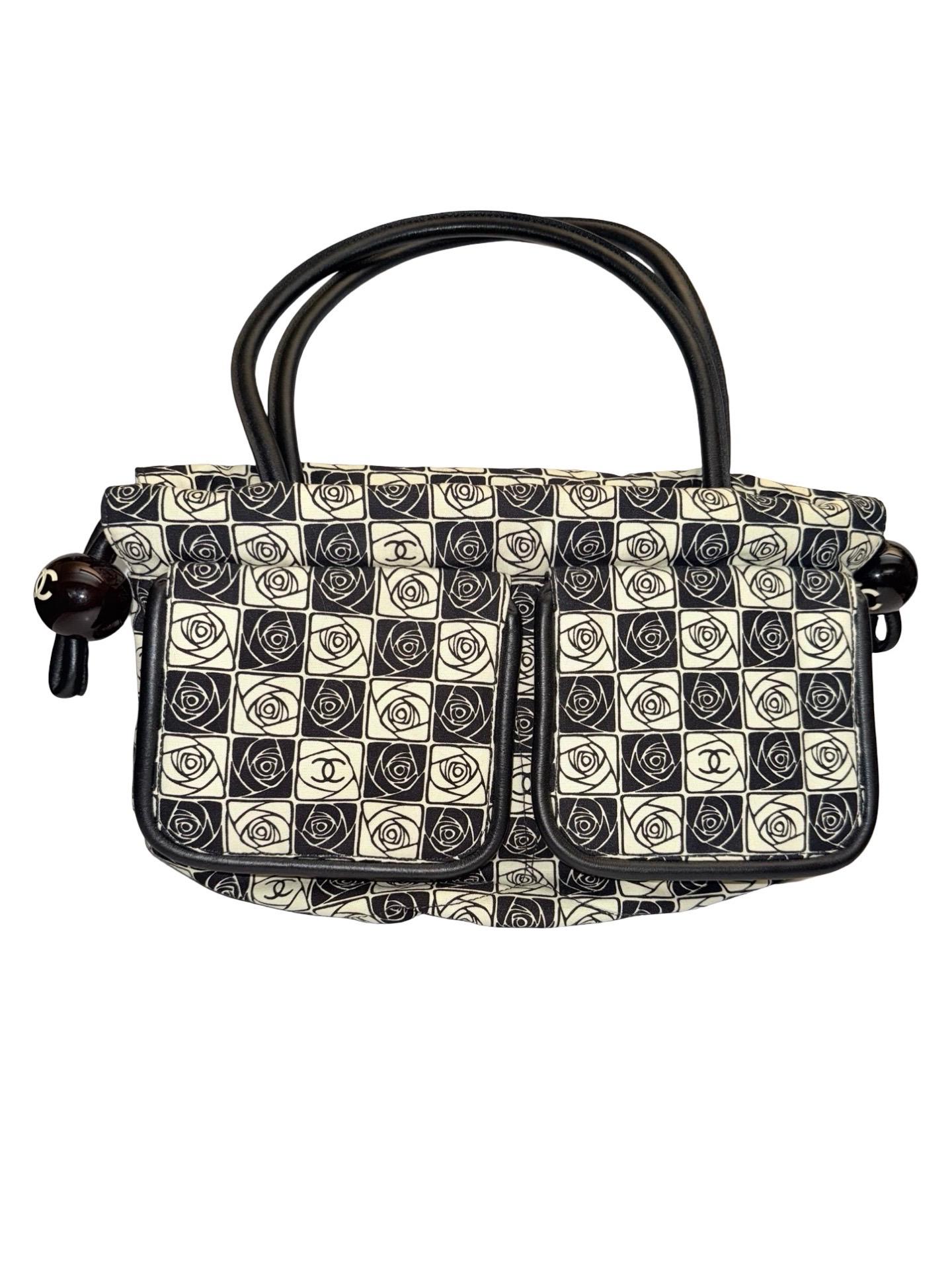 Noir Sac à bandoulière Camélia en toile noire et beige de Chanel en vente
