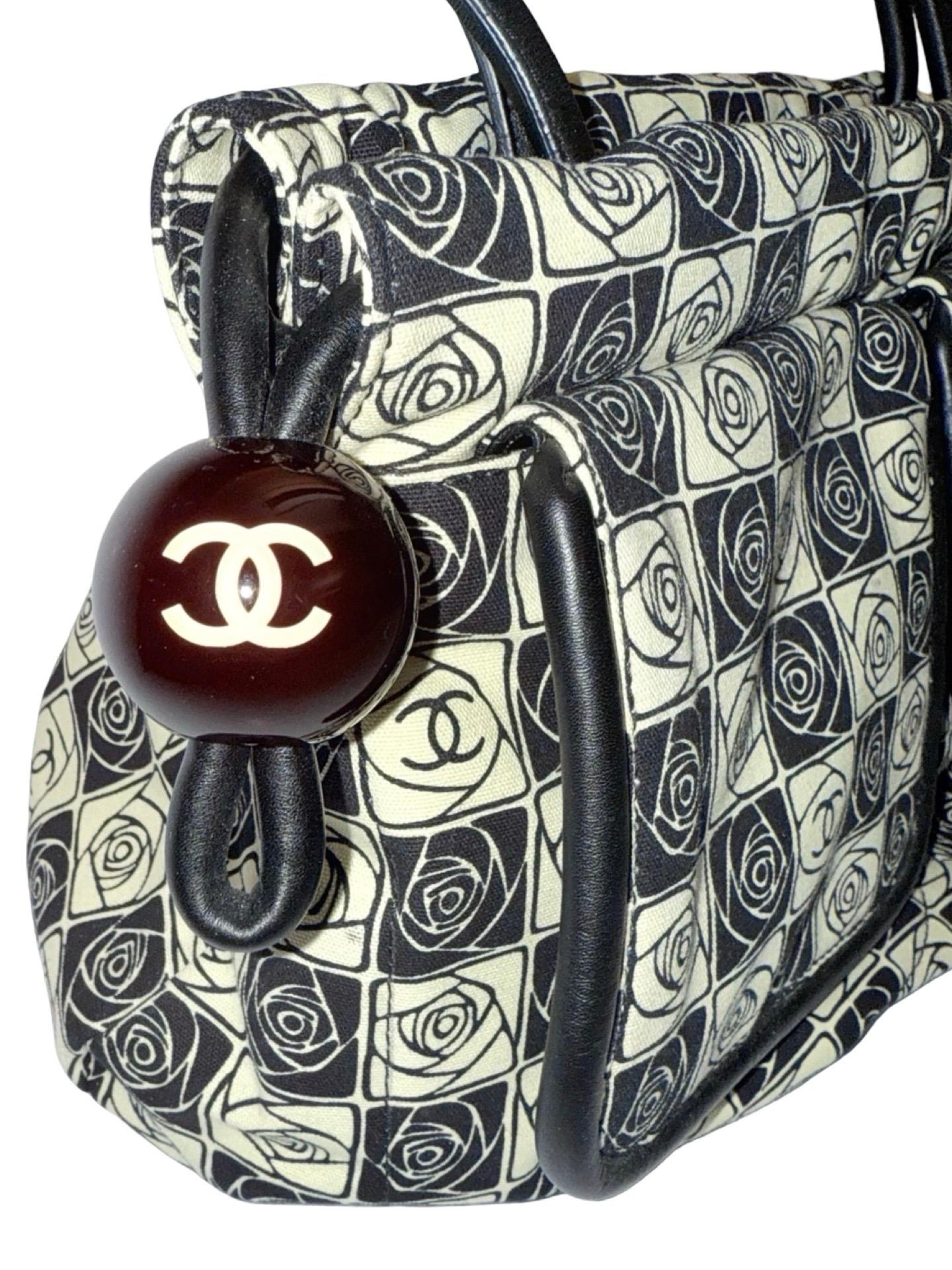 Sac à bandoulière Camélia en toile noire et beige de Chanel Excellent état - En vente à Sheung Wan, HK