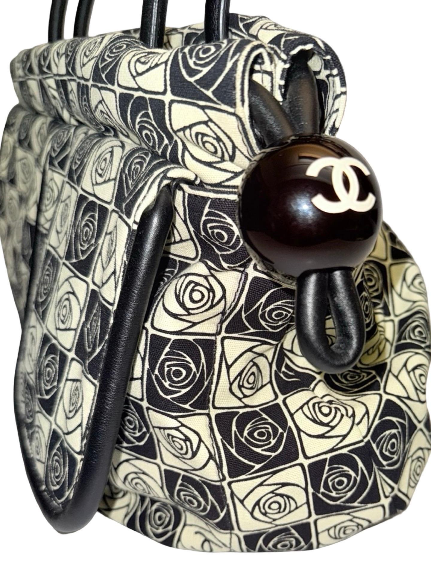 Sac à bandoulière Camélia en toile noire et beige de Chanel Pour femmes en vente