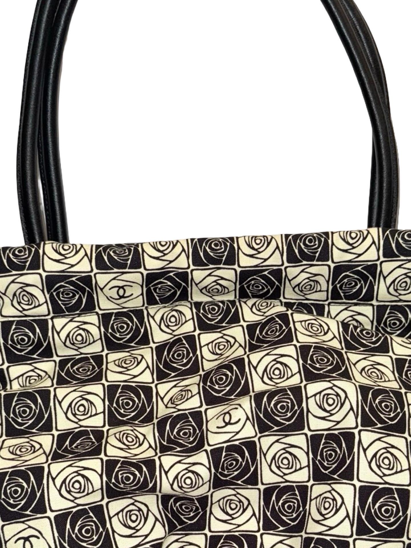 Sac à bandoulière Camélia en toile noire et beige de Chanel en vente 1