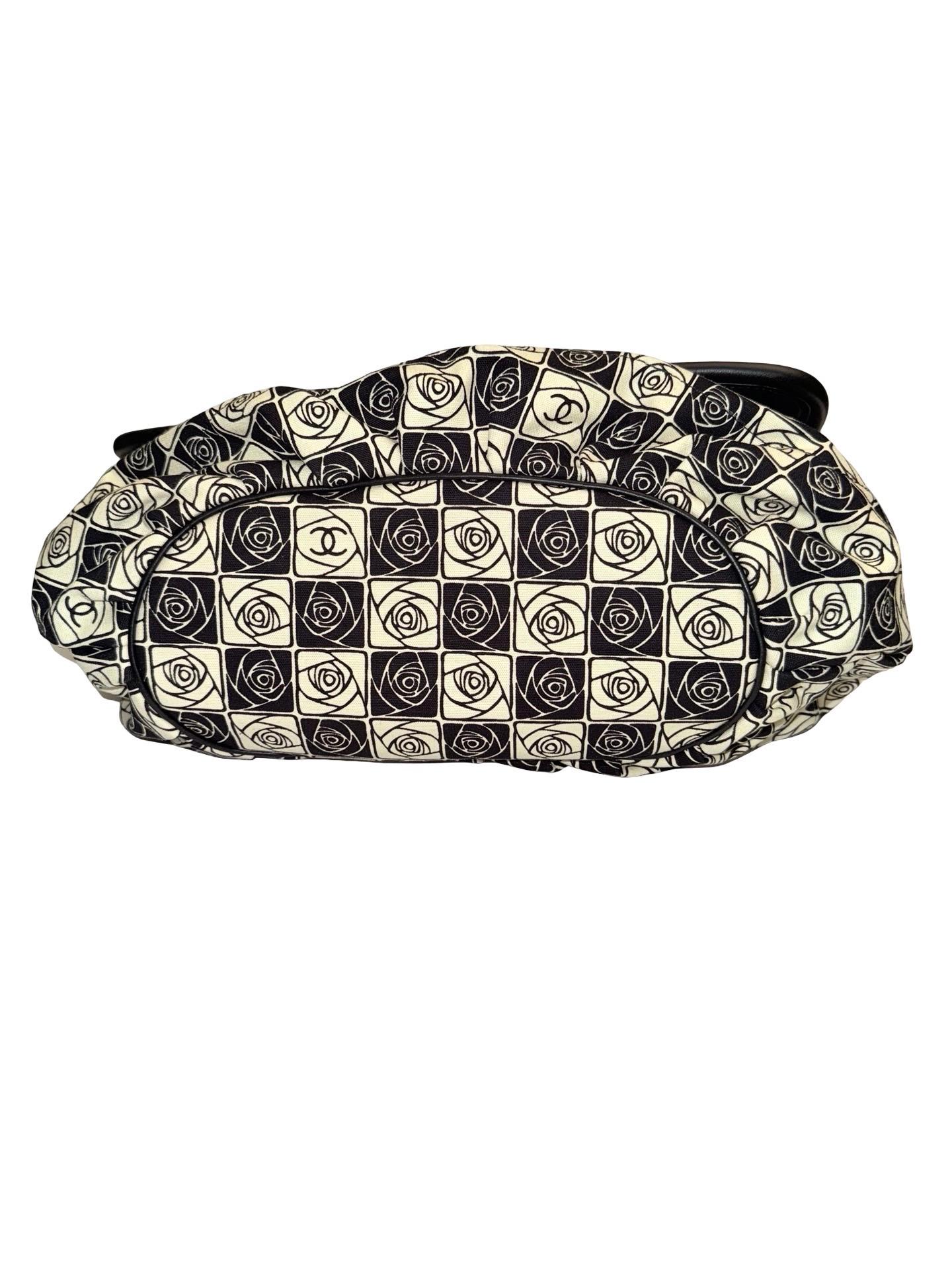 Sac à bandoulière Camélia en toile noire et beige de Chanel en vente 2