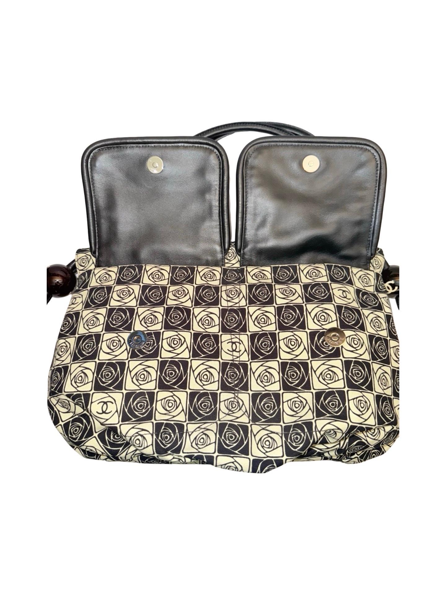 Sac à bandoulière Camélia en toile noire et beige de Chanel en vente 3