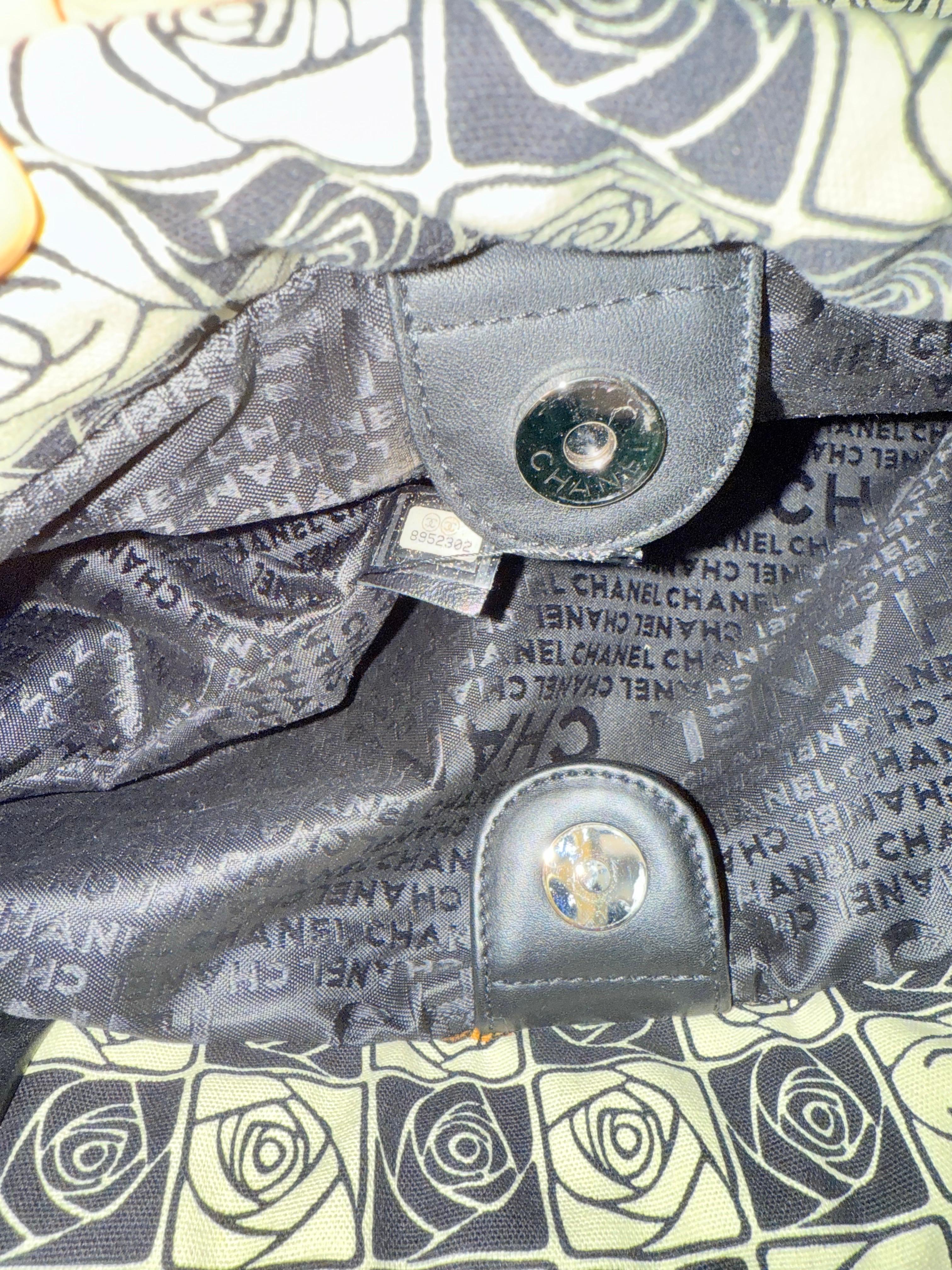 Sac à bandoulière Camélia en toile noire et beige de Chanel en vente 4