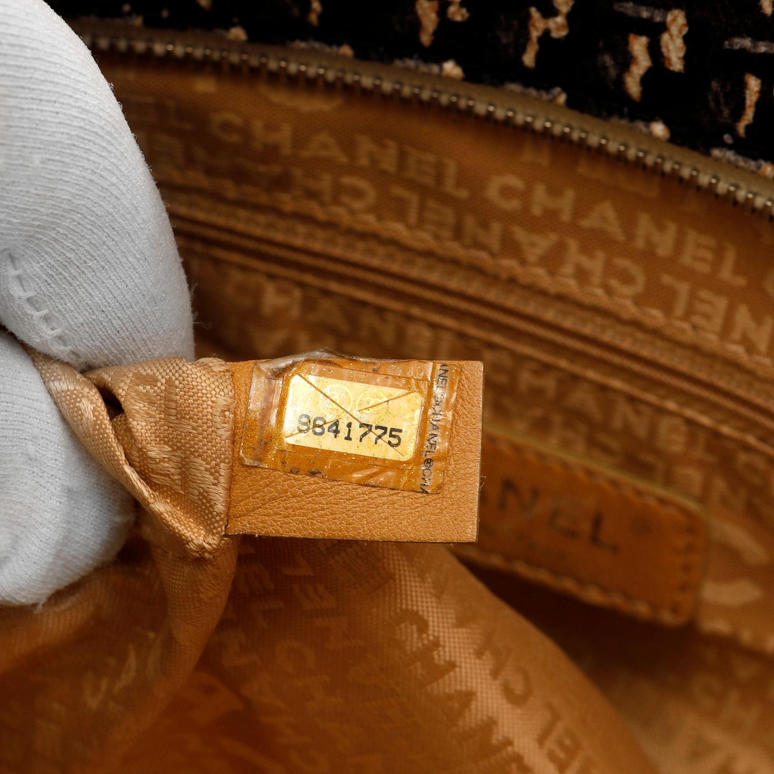 Chanel Schwarze und beige Canvas Kleeblatt-Charm-Tasche im Angebot 1