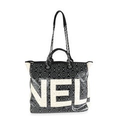 Shopper Chanel in pelle e tela Coates nera e beige con stampa camelia e CC