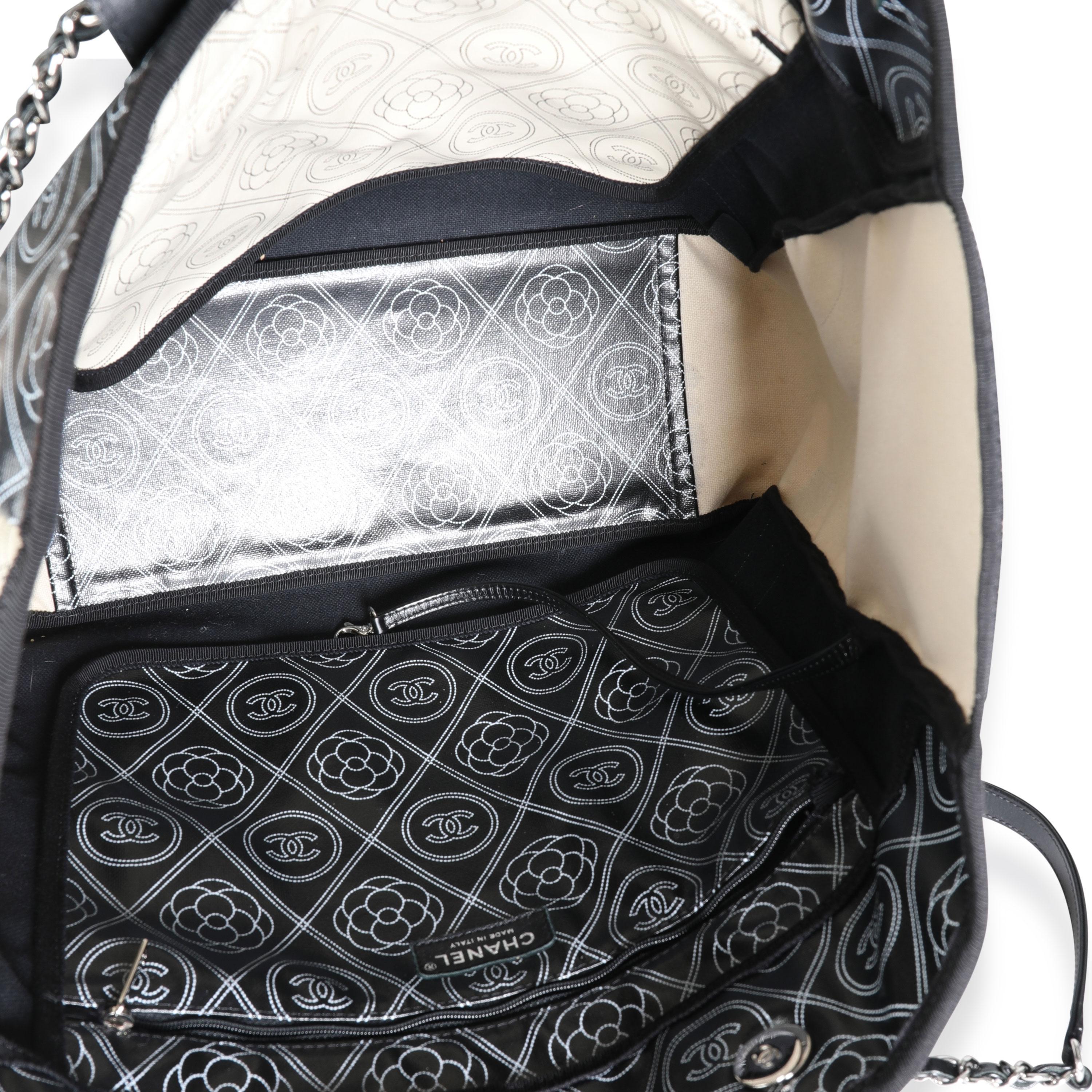 Shopper Chanel in tela rivestita e pelle nera e beige con stampa di camelie e CC In condizioni ottime a New York, NY