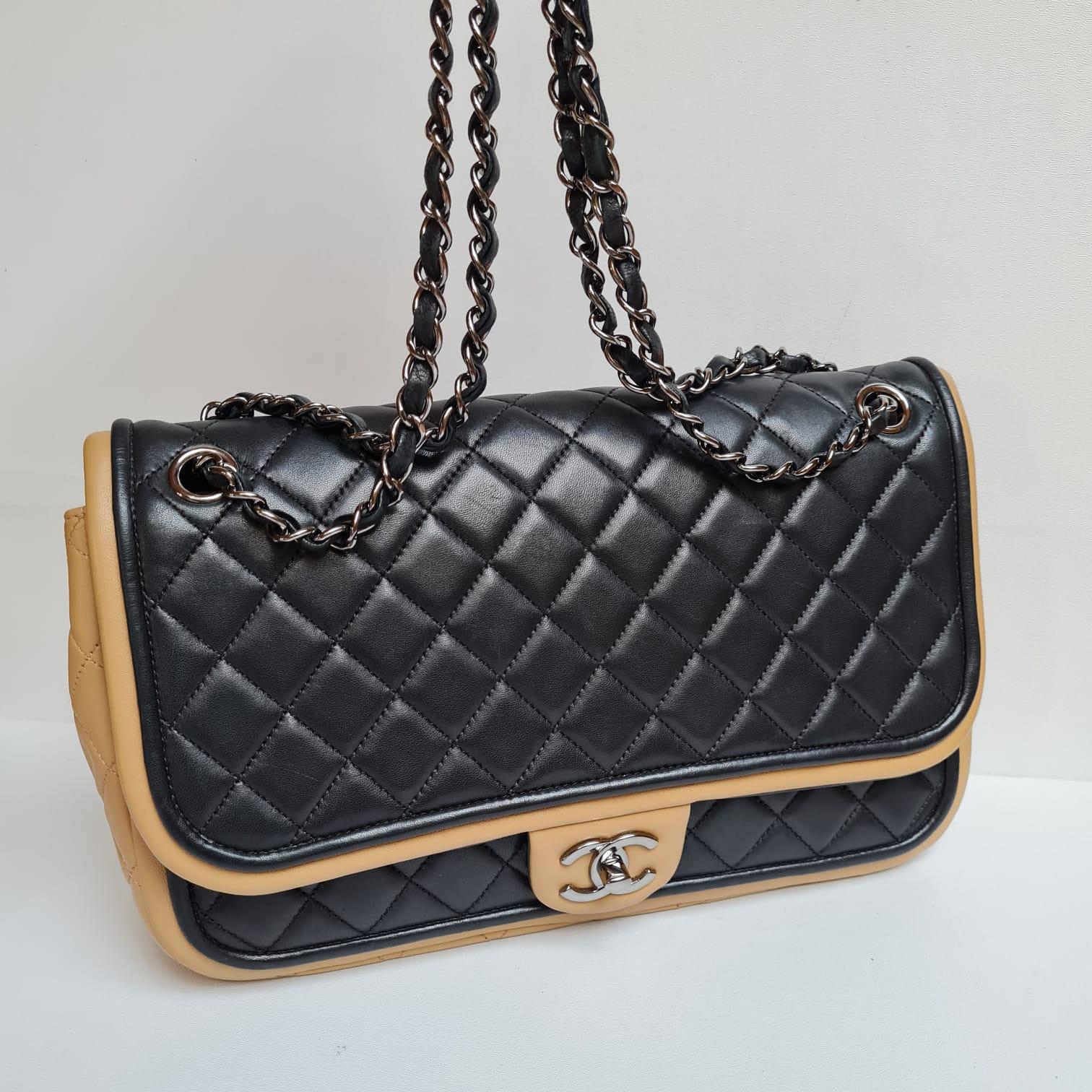 Chanel Black and Beige Lambskin Quilted Twist Two Tone Jumbo Single Flap Bag In Good Condition For Sale In Jakarta, Daerah Khusus Ibukota Jakarta