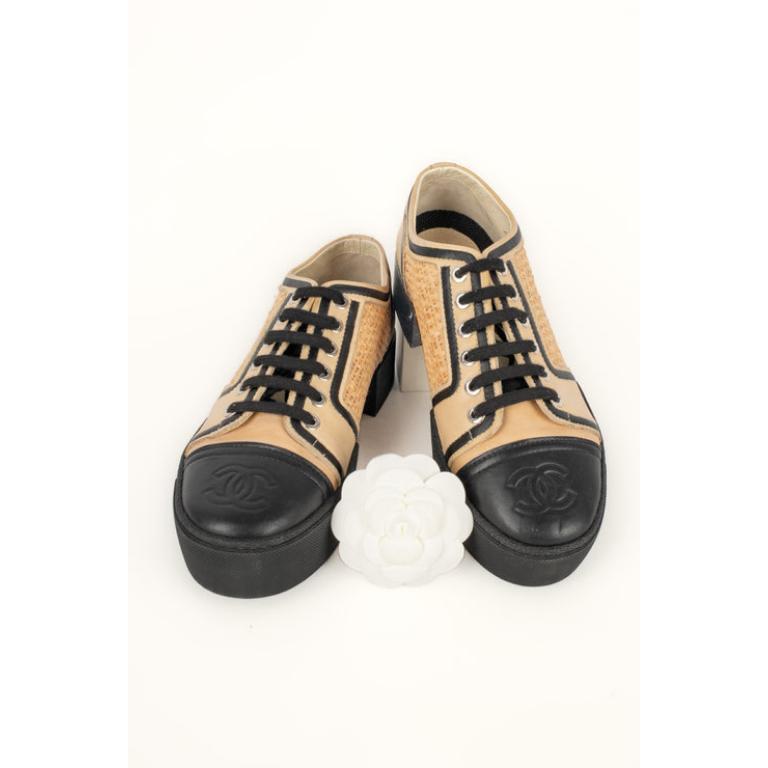 Chanel - (Made in Italy) Zapatos de piel negra y beige con un trenzado de paja. Talla 37 1/2.

Más información:
Estado: Buen estado
Dimensiones: Talla 37 1/2

Referencia del vendedor: CH40