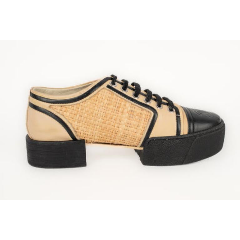 Zapatos de piel negros y beige de Chanel en Bueno Estado en SAINT-OUEN-SUR-SEINE, FR