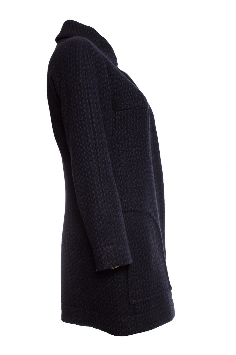 Chanel, black and blue wool coat. The item is in good to very good condition. The item has two stitch pockets.

• CONDITION: very good condition

• SIZE: FR38 - S

• MEASUREMENTS: length 81 cm, width 43 cm, waist 40 cm, shoulder width 44 cm, arm