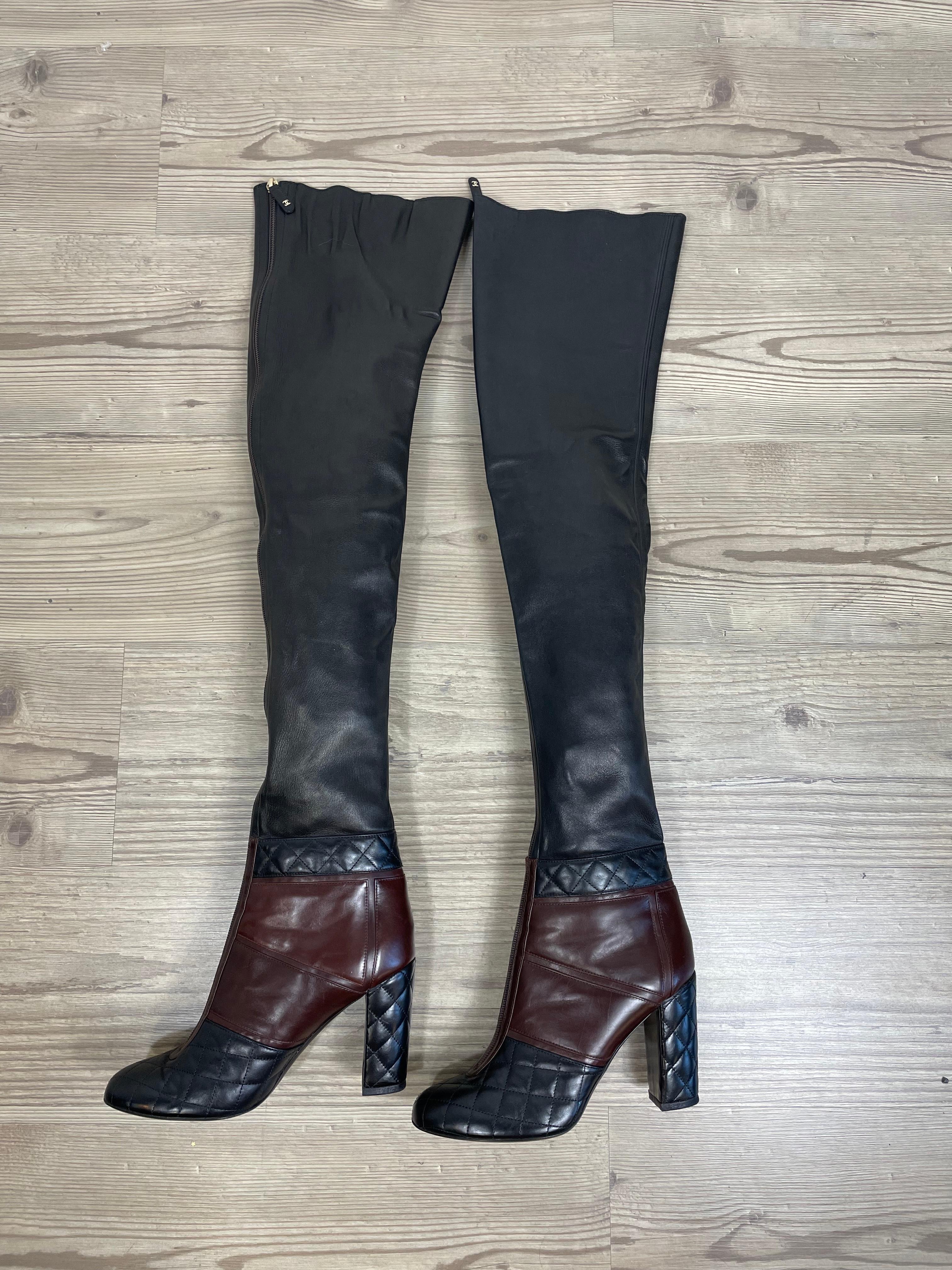 Chanel boots.
Black and brown leather.
Featuring a frontal zip.
Size 41 Italian.
Heels: 10 cm
Total Length: 60 cm
Leg width : 20 cm
It comes with original box.
Conditions: Excellent - Previously owned, lightly worn, with little signs of use.
Leather