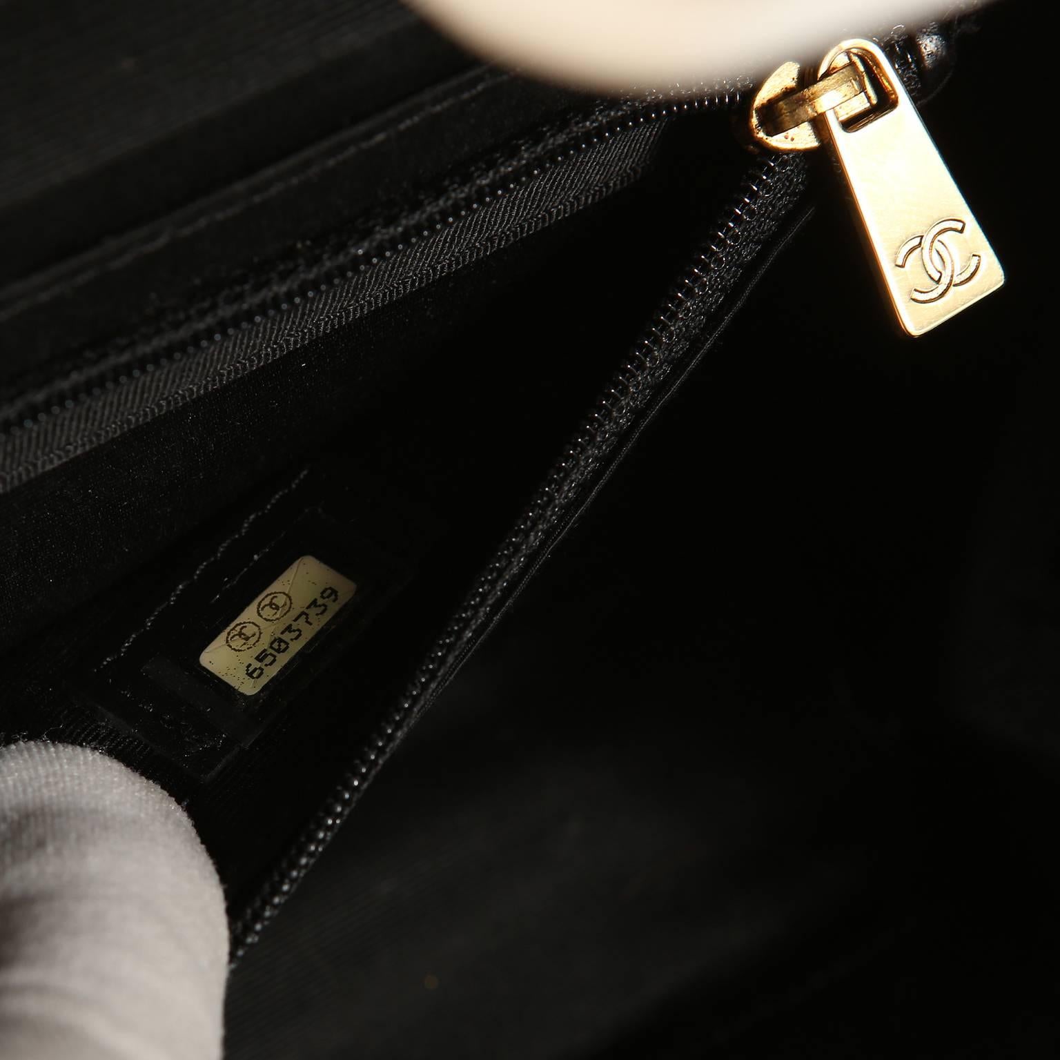 Chanel Kleine Umhängetasche aus schwarzem und cremefarbenem Bakelit im Angebot 5