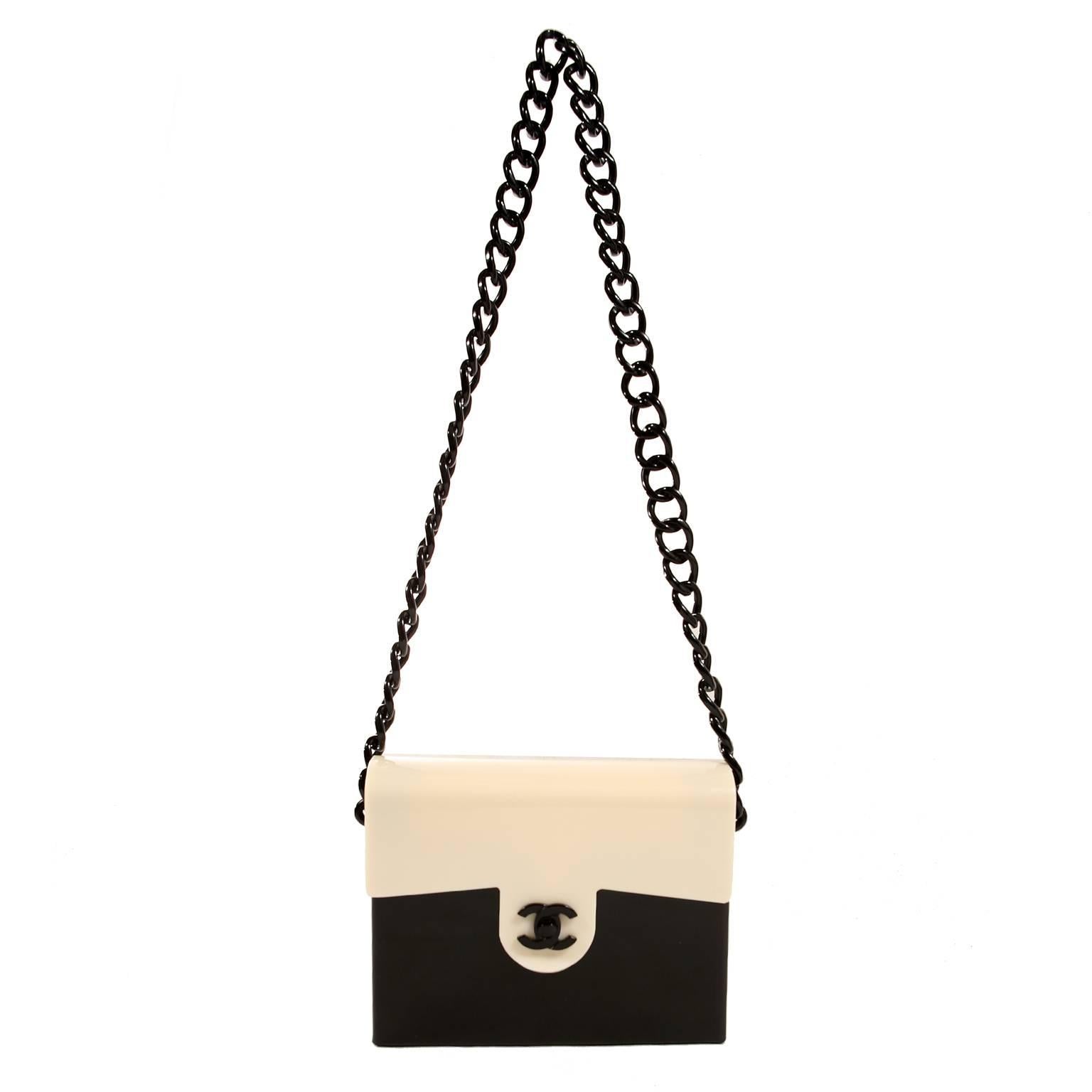 Chanel Kleine Umhängetasche aus schwarzem und cremefarbenem Bakelit im Angebot 6