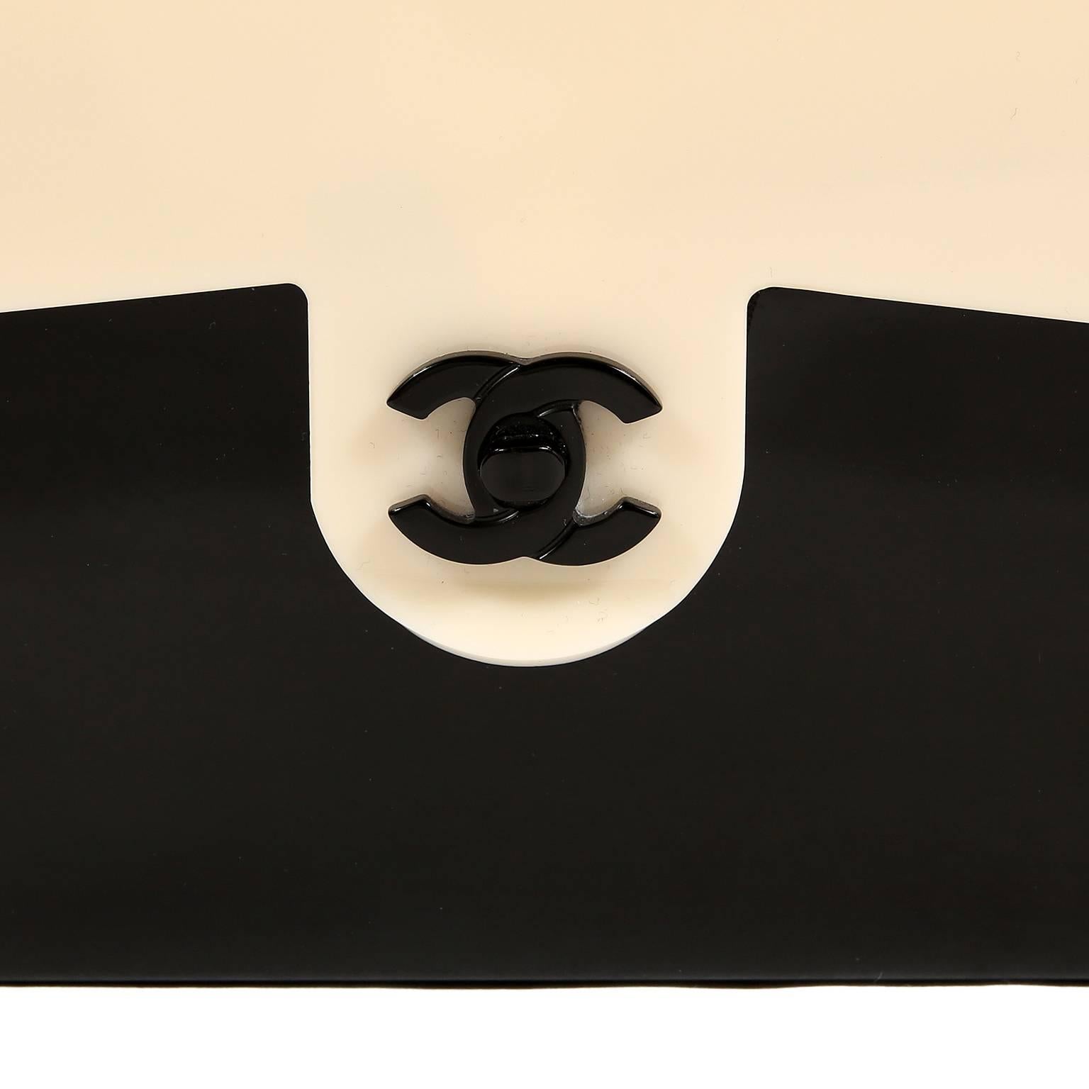 Chanel Kleine Umhängetasche aus schwarzem und cremefarbenem Bakelit Damen im Angebot