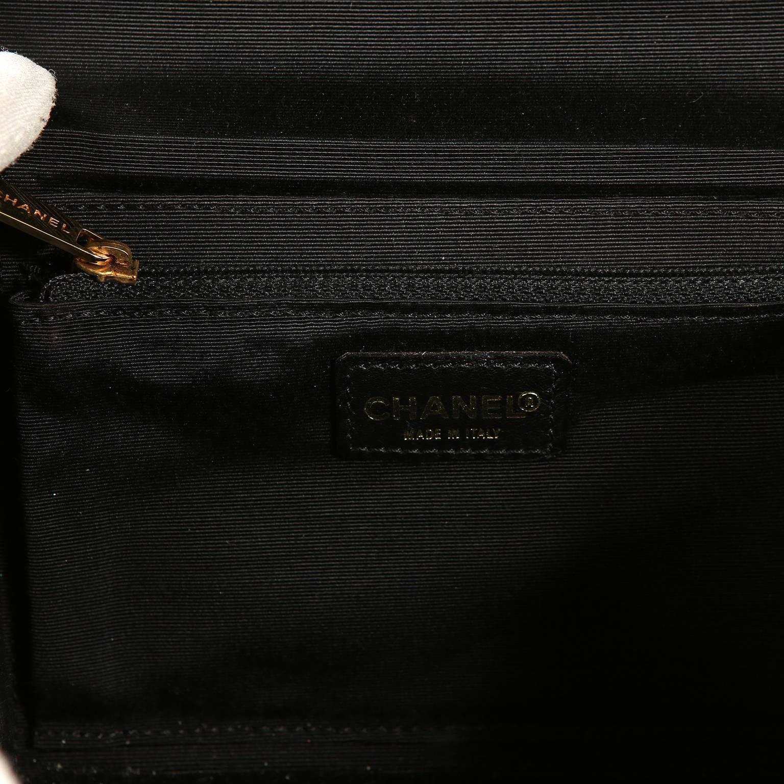 Chanel Kleine Umhängetasche aus schwarzem und cremefarbenem Bakelit im Angebot 2