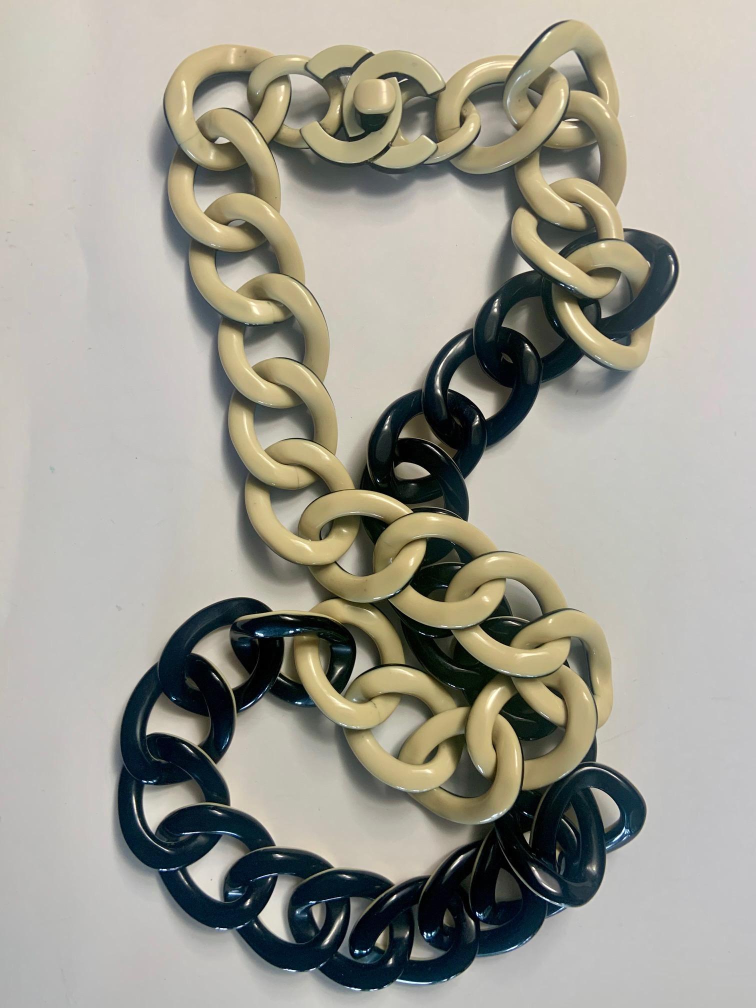 Collana A.I.C. di Chanel in nero e crema con chiusura a doppio logo C. in vendita 6
