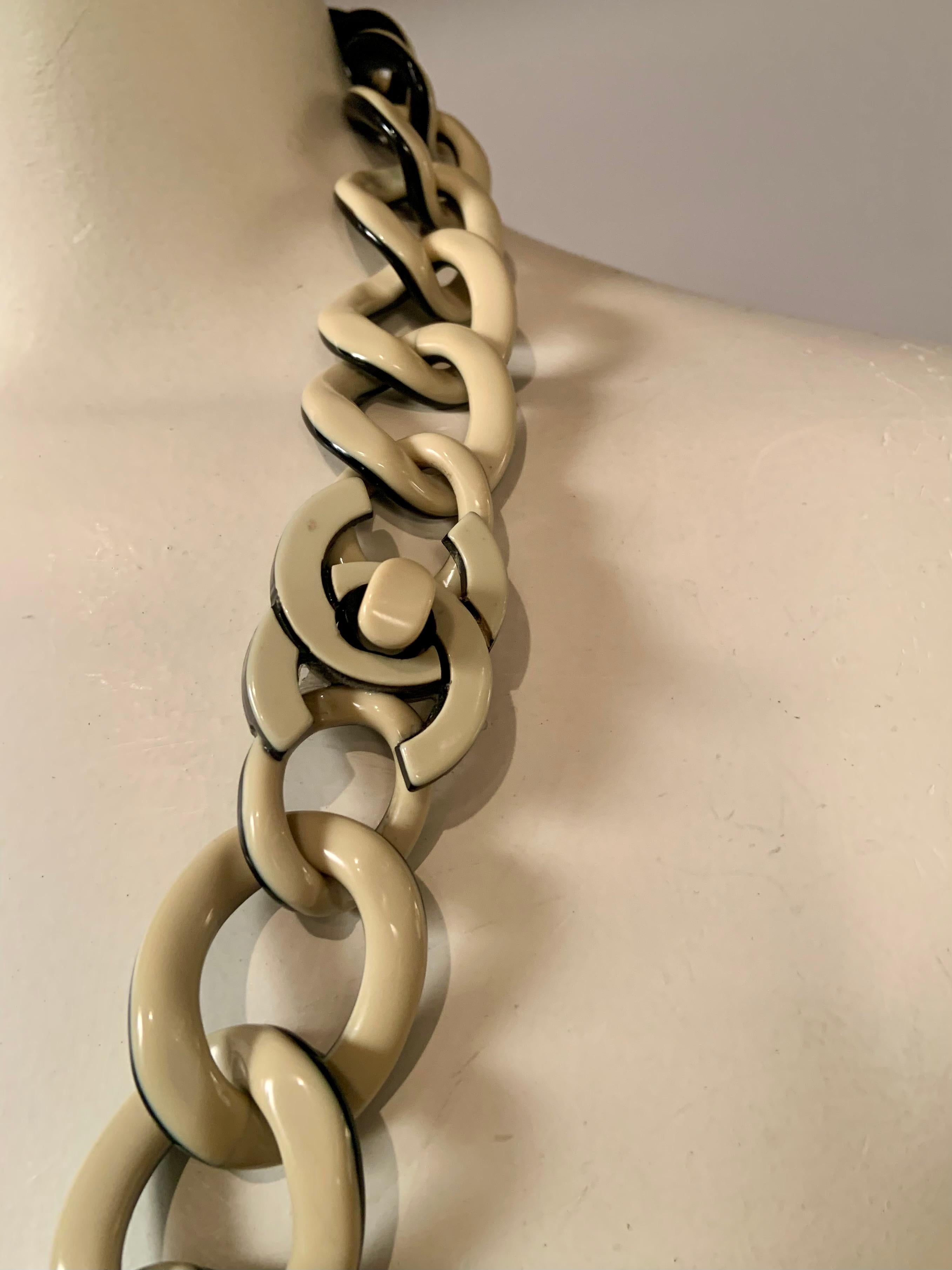 Collana A.I.C. di Chanel in nero e crema con chiusura a doppio logo C. in vendita 7