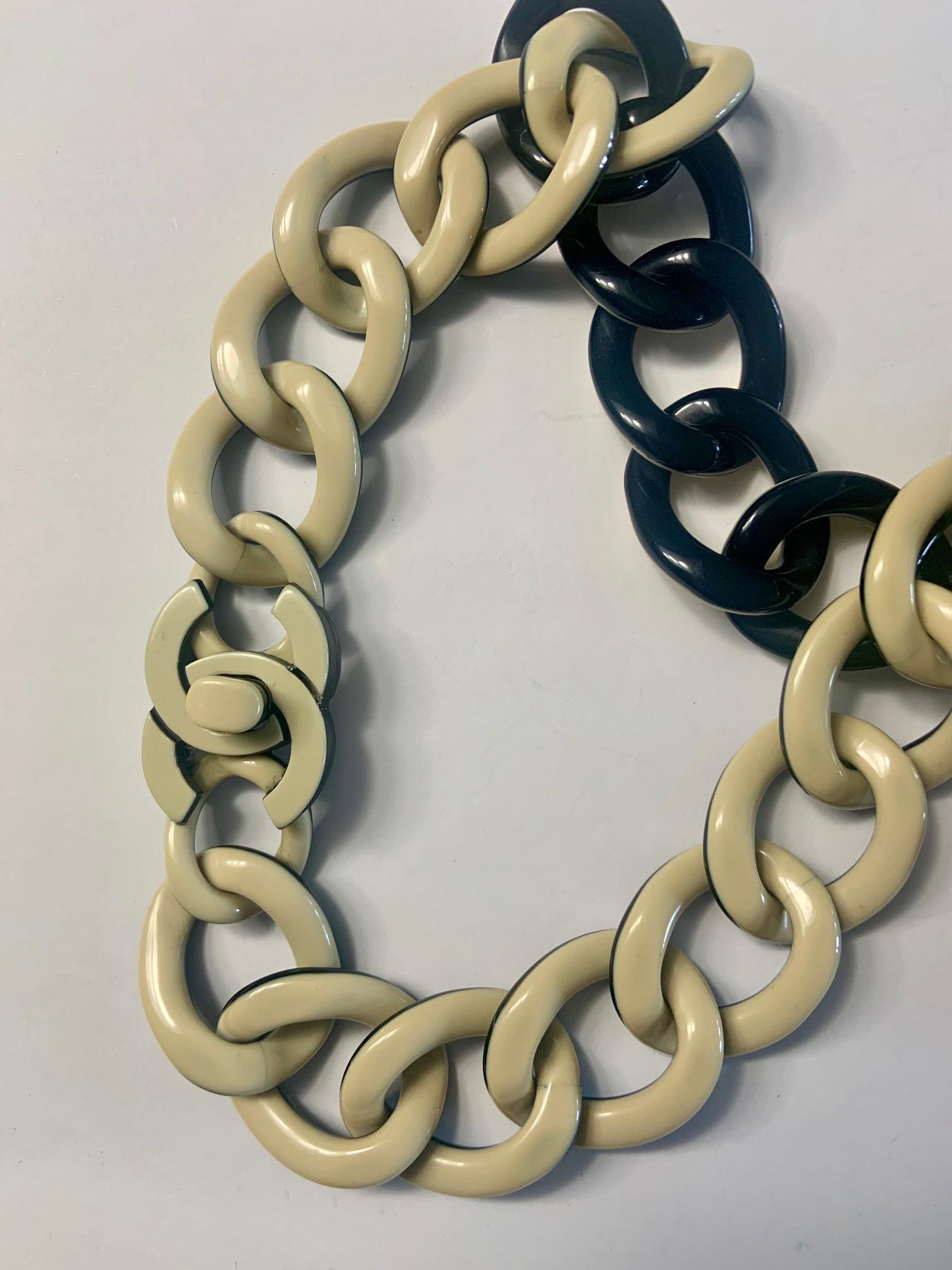 Collana A.I.C. di Chanel in nero e crema con chiusura a doppio logo C. in vendita 8