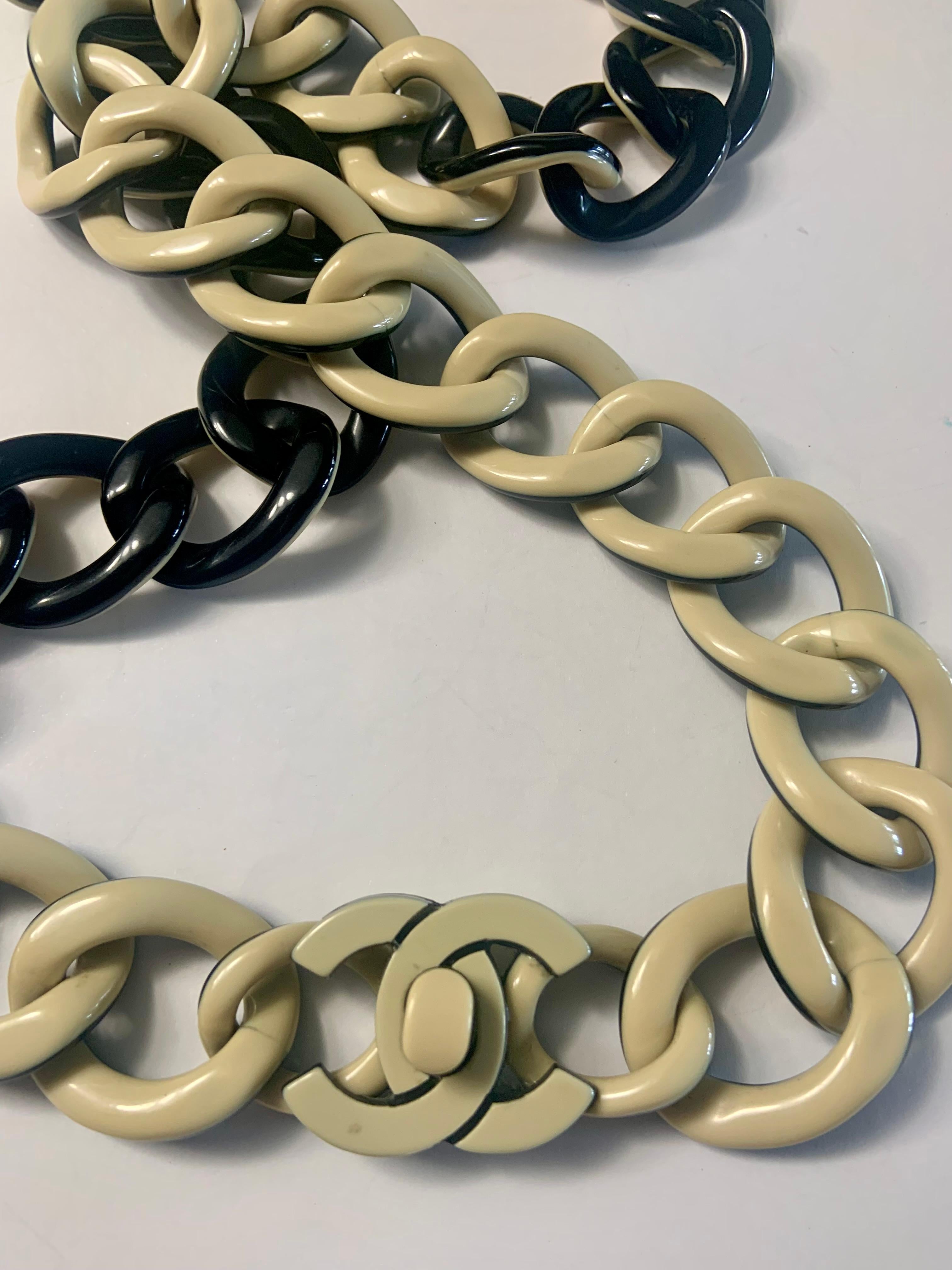 Collana A.I.C. di Chanel in nero e crema con chiusura a doppio logo C. in vendita 9