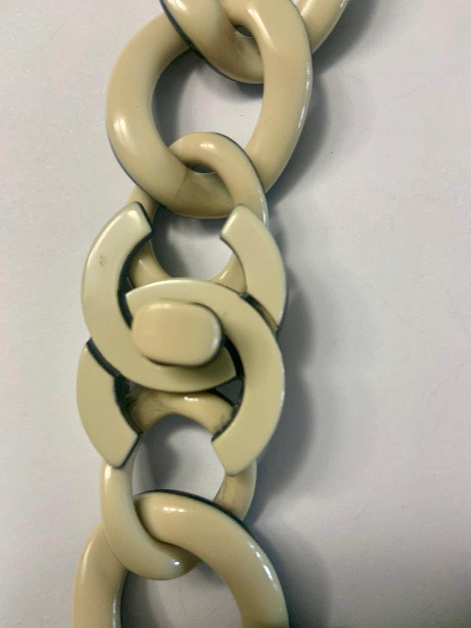 Collana A.I.C. di Chanel in nero e crema con chiusura a doppio logo C. in vendita 10