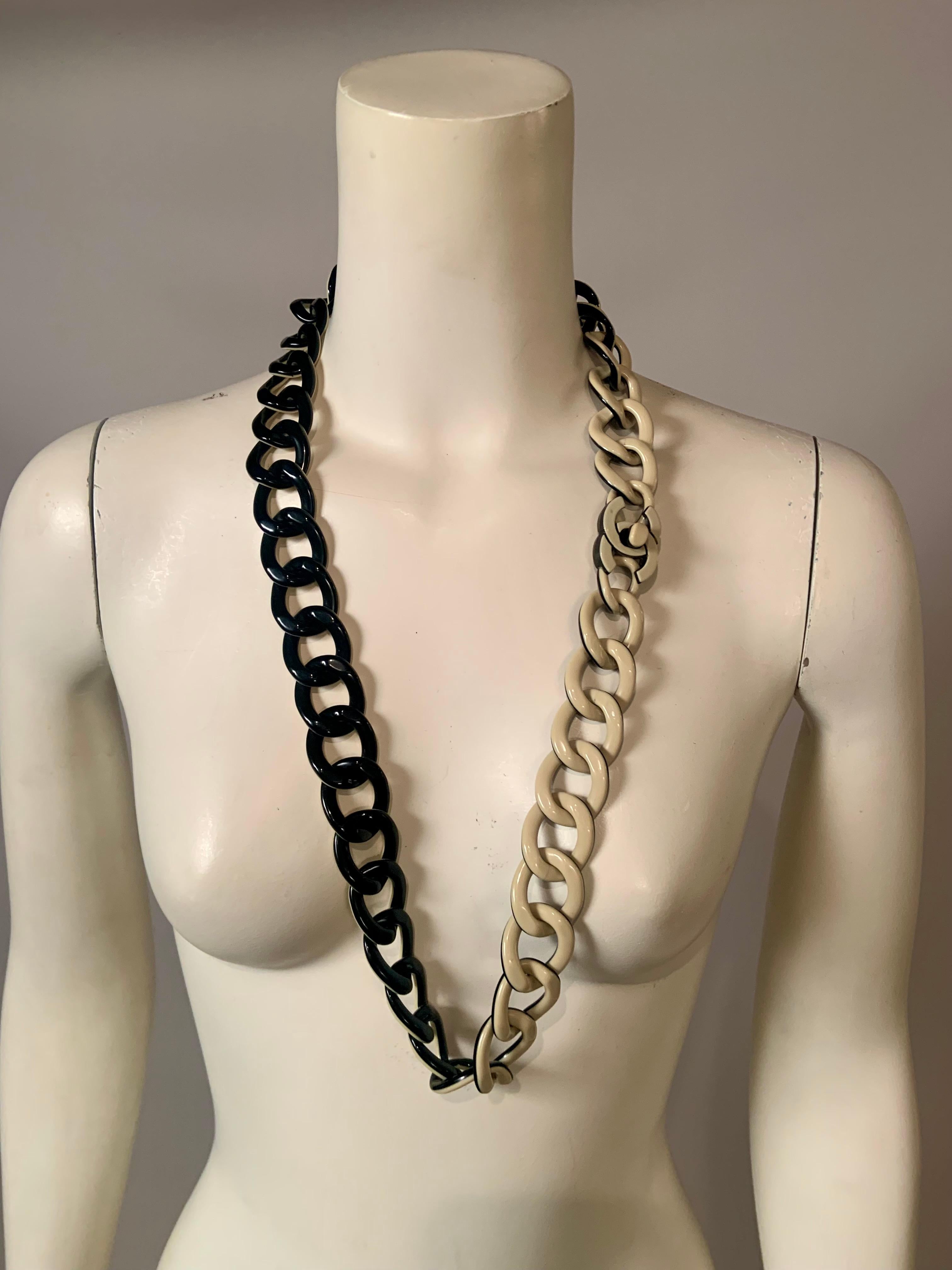 Collana A.I.C. di Chanel in nero e crema con chiusura a doppio logo C. In condizioni ottime in vendita a New Hope, PA