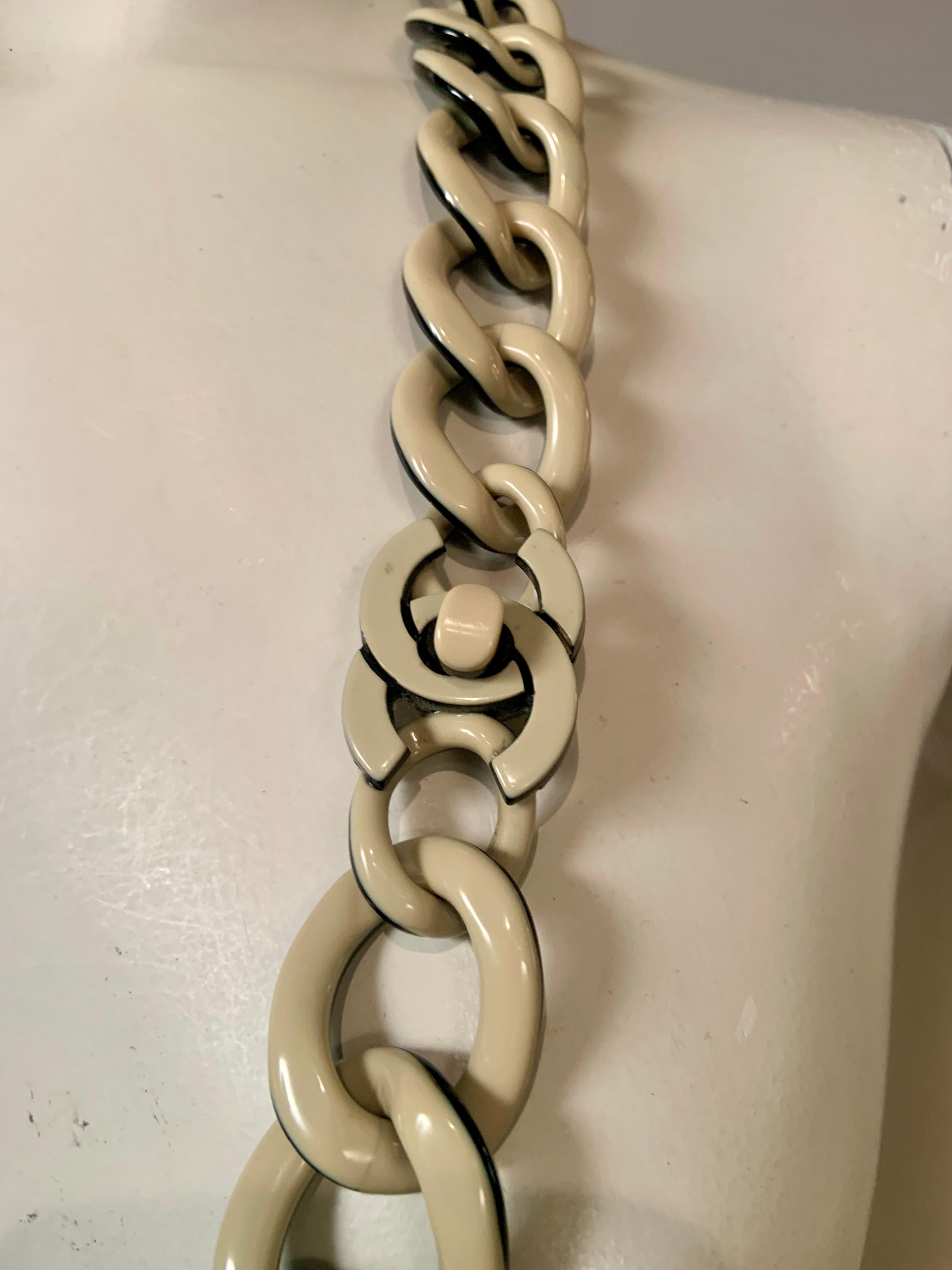 Donna Collana A.I.C. di Chanel in nero e crema con chiusura a doppio logo C. in vendita