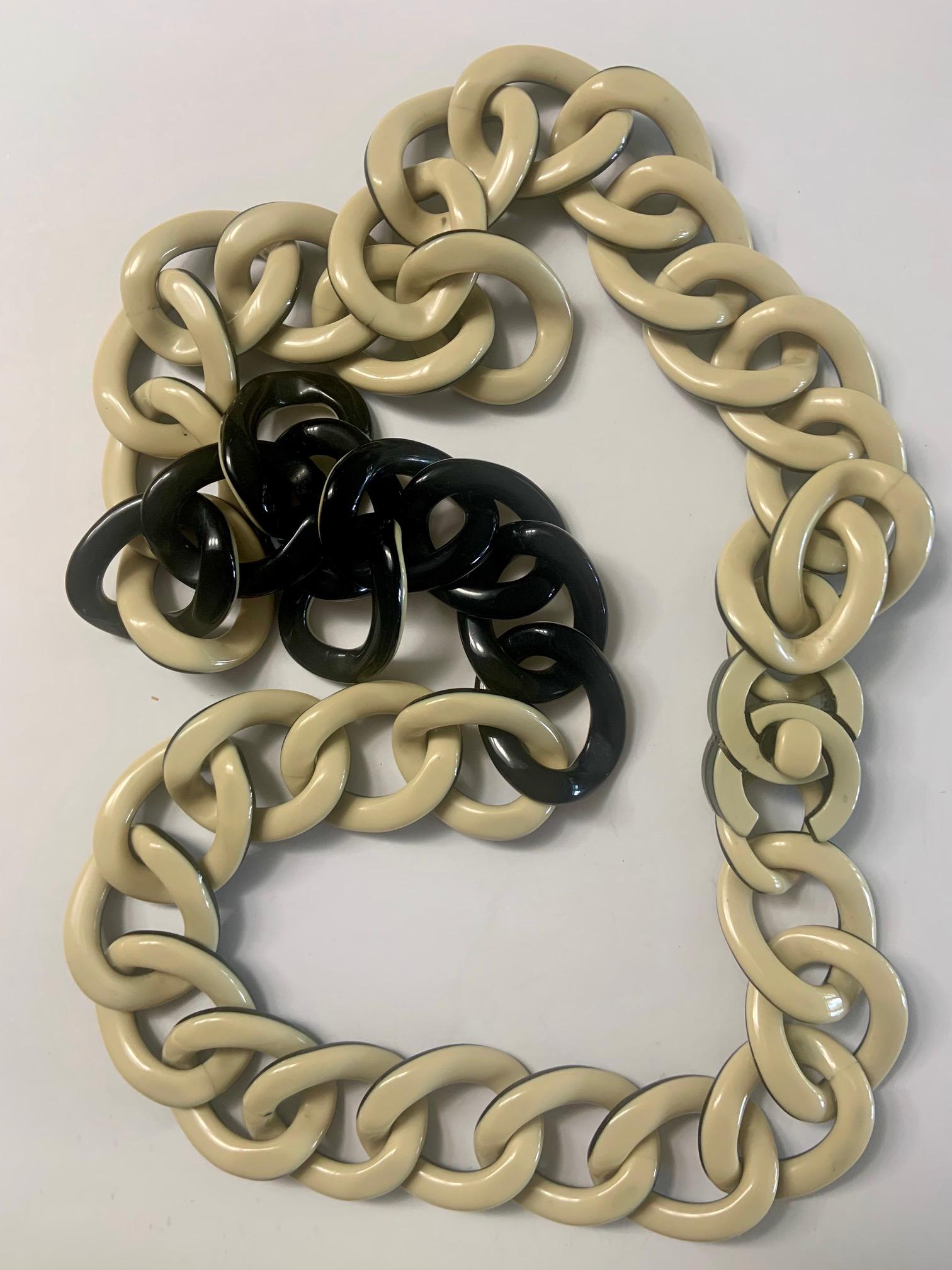 Collana A.I.C. di Chanel in nero e crema con chiusura a doppio logo C. in vendita 1