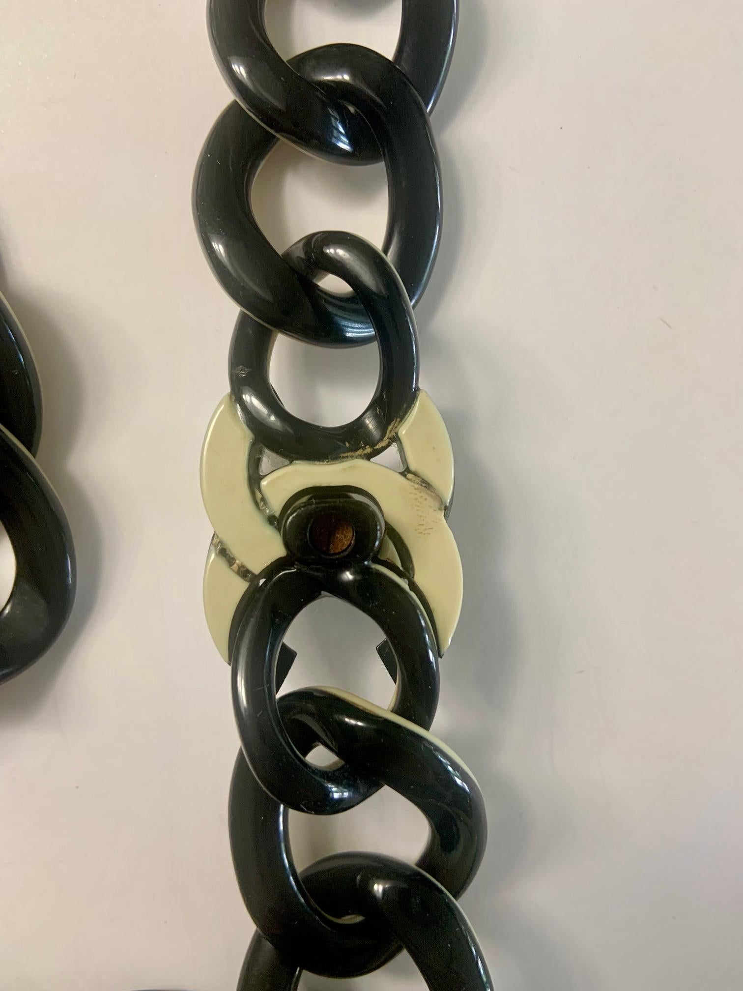 Collana A.I.C. di Chanel in nero e crema con chiusura a doppio logo C. in vendita 2