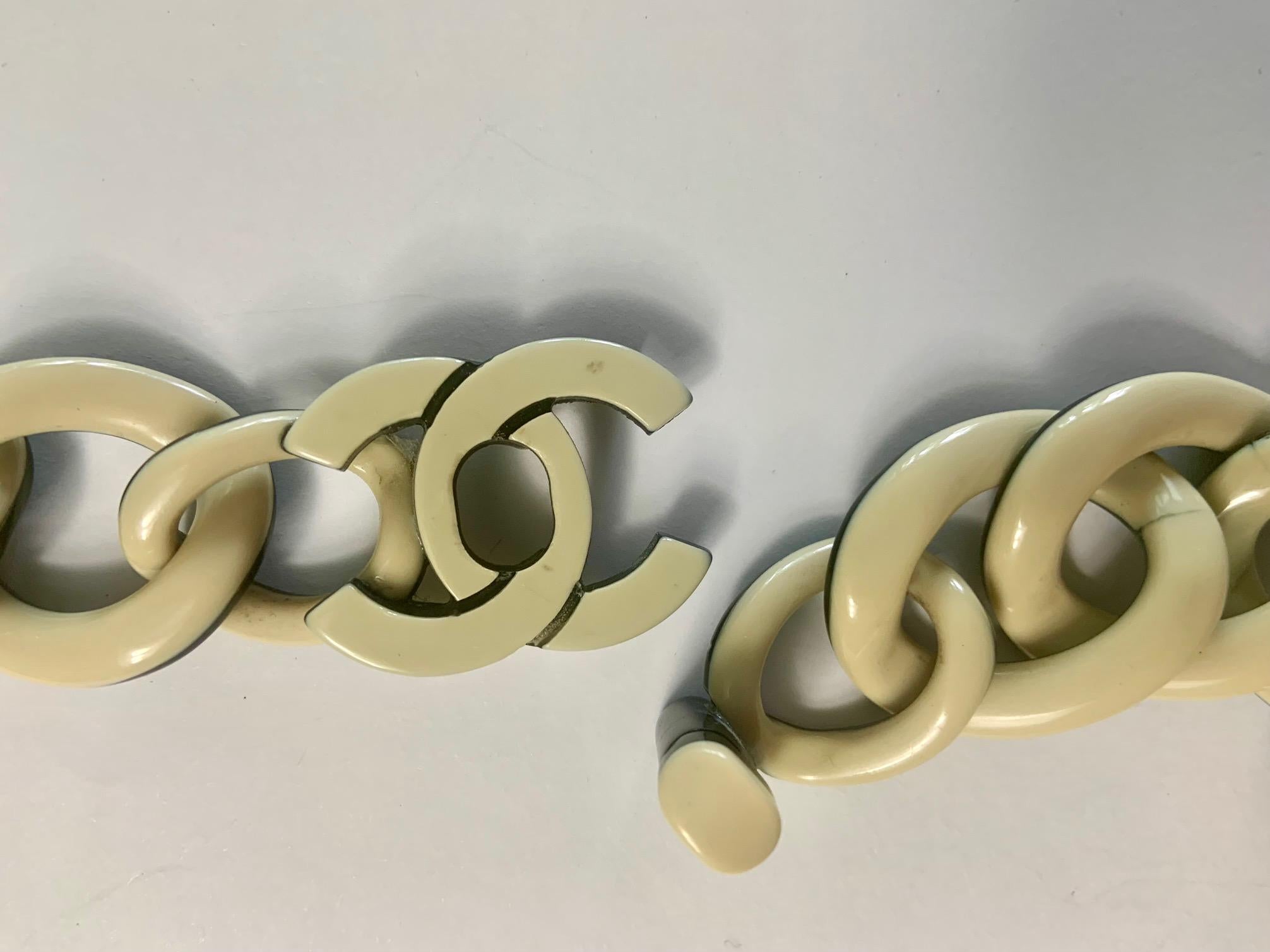 Collana A.I.C. di Chanel in nero e crema con chiusura a doppio logo C. in vendita 3