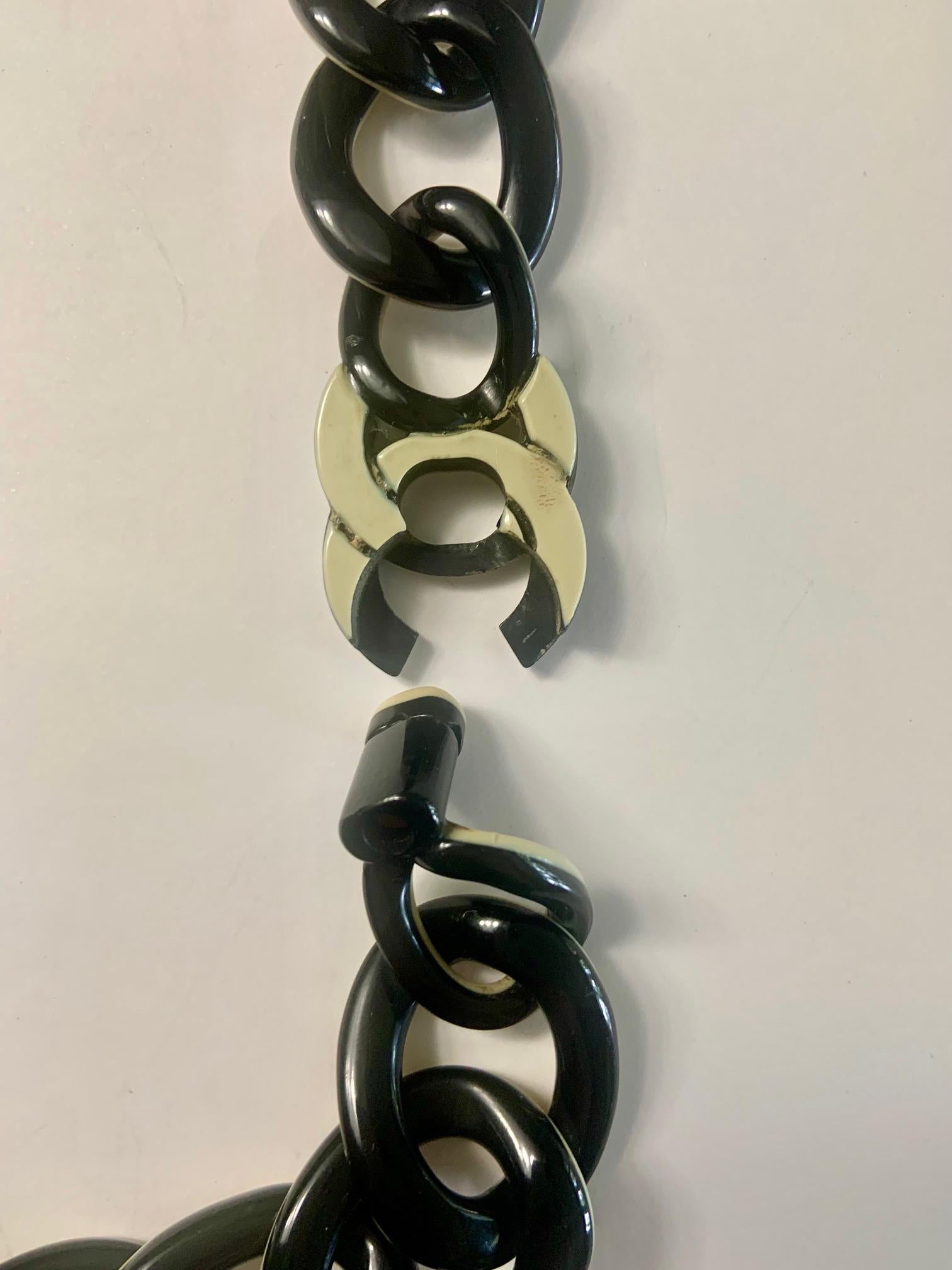 Collana A.I.C. di Chanel in nero e crema con chiusura a doppio logo C. in vendita 4