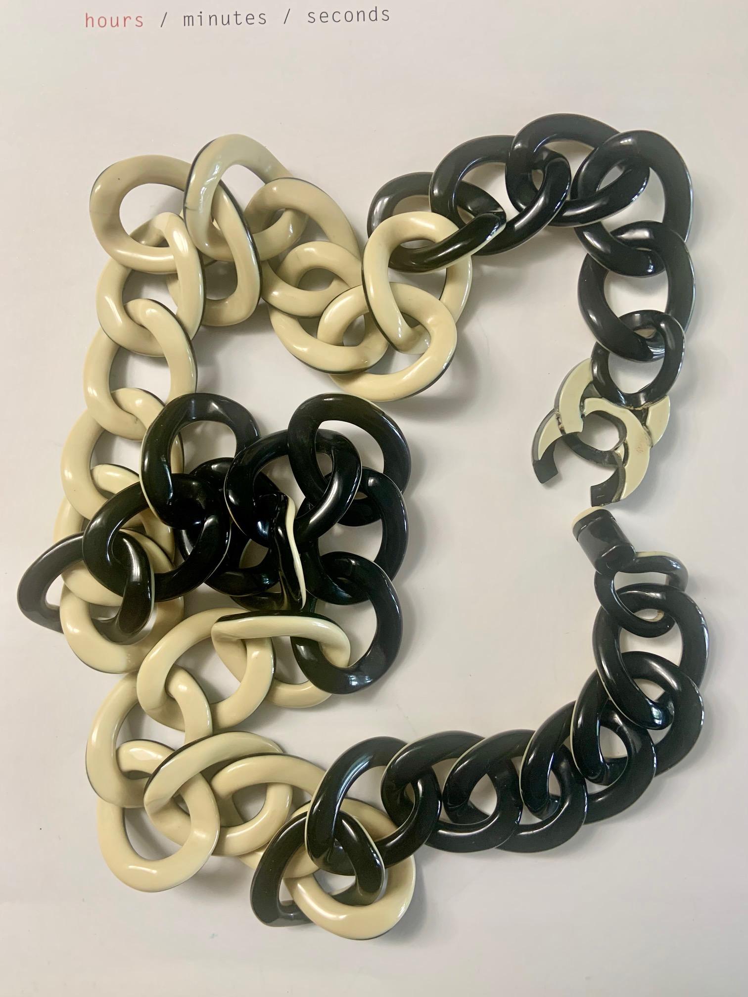 Collana A.I.C. di Chanel in nero e crema con chiusura a doppio logo C. in vendita 5