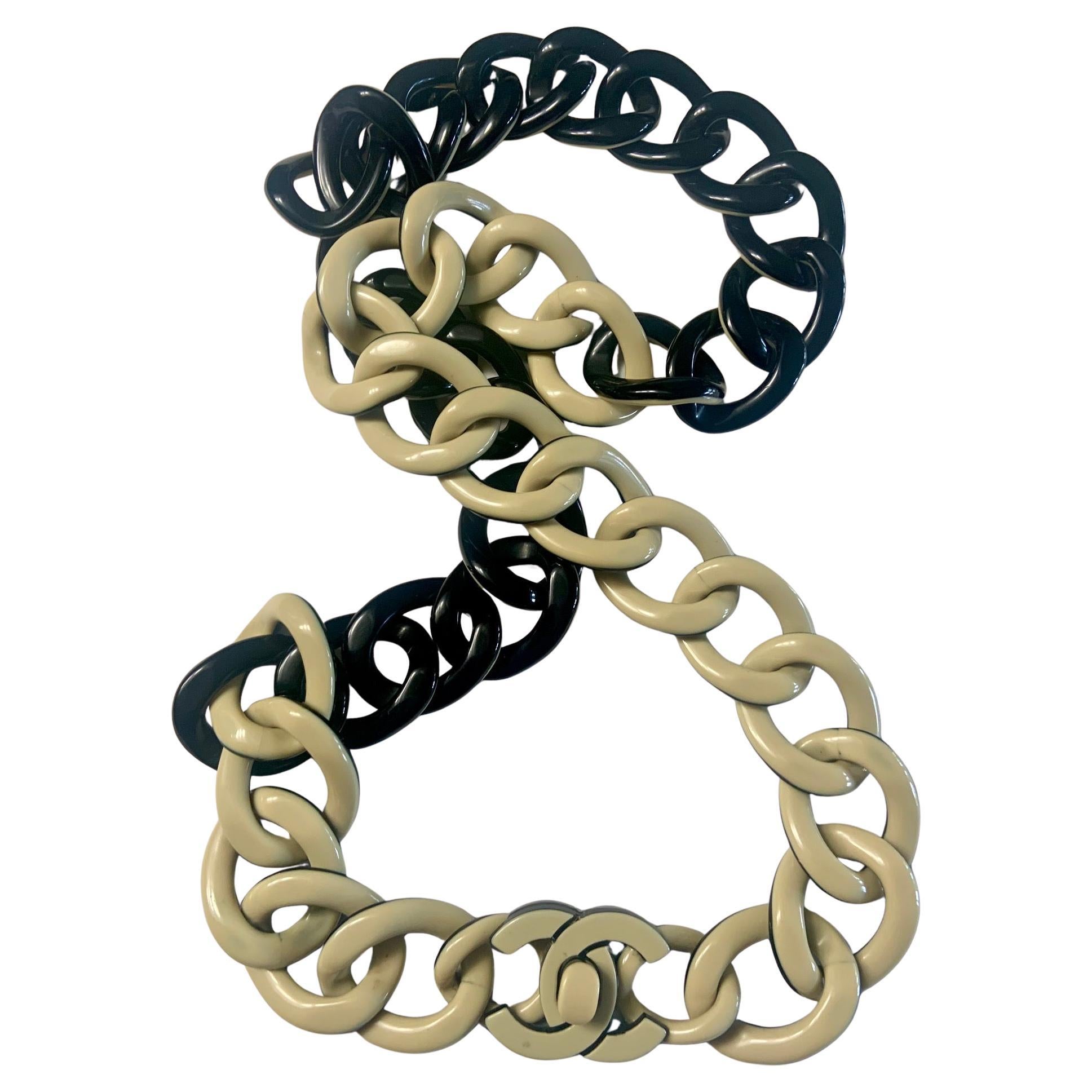 Collana A.I.C. di Chanel in nero e crema con chiusura a doppio logo C. in vendita